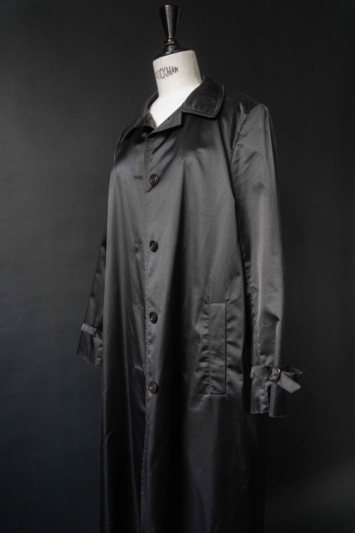 Vintage 50s schwarzer Mantel – cleaner Shiny Trenchcoat, S–M theplaincircle vintage