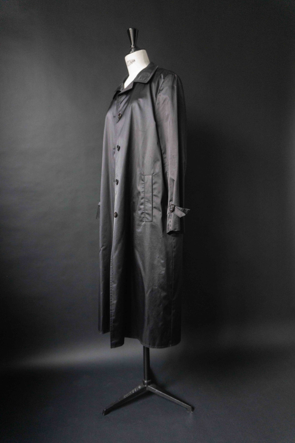 Vintage 50s schwarzer Mantel – cleaner Shiny Trenchcoat, S–M theplaincircle vintage