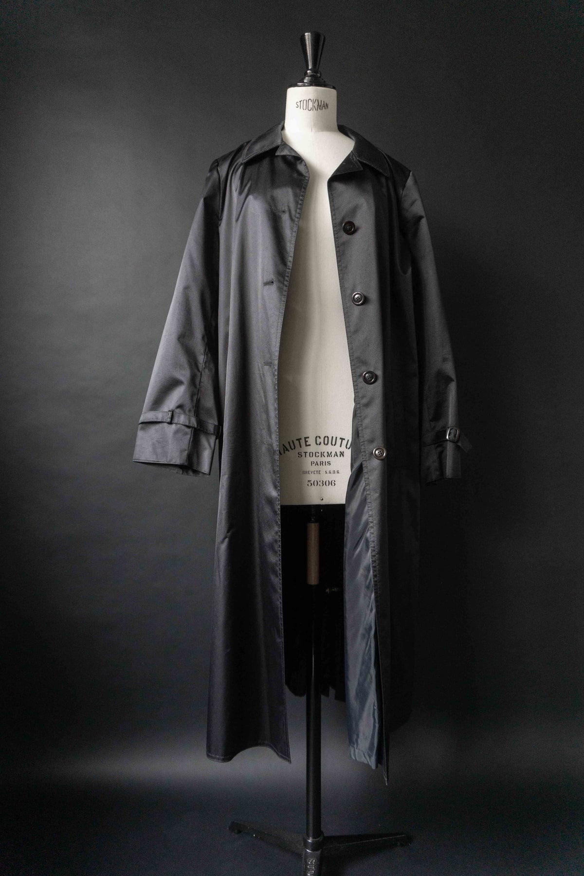 Vintage 50s schwarzer Mantel – cleaner Shiny Trenchcoat, S–M theplaincircle vintage