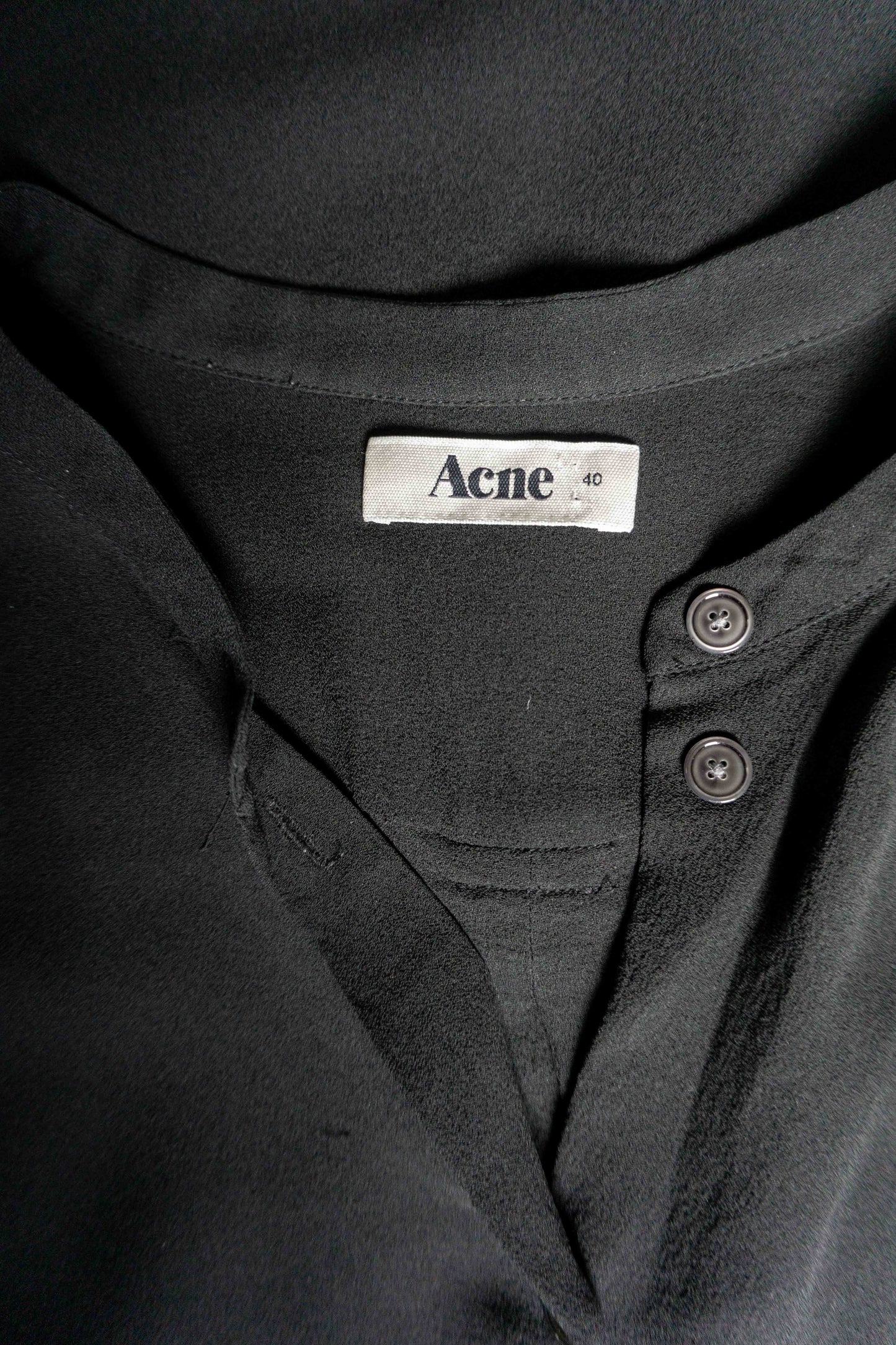ACNE Vintage Seidenbluse – lange schwarze Designer Bluse mit Rückenring, S–M theplaincircle vintage