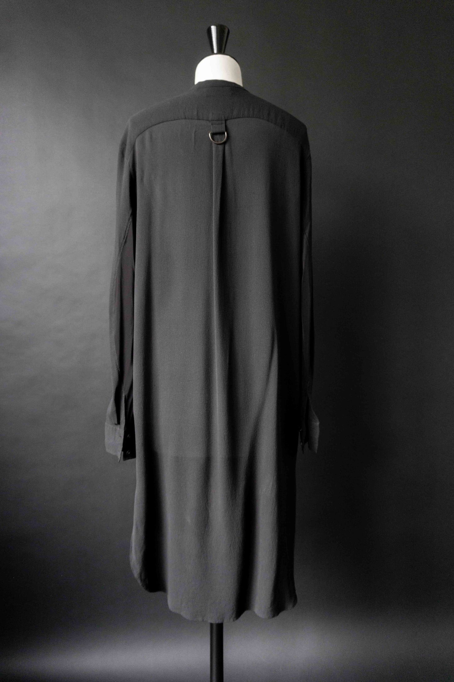 ACNE Vintage Seidenbluse – lange schwarze Designer Bluse mit Rückenring, S–M theplaincircle vintage