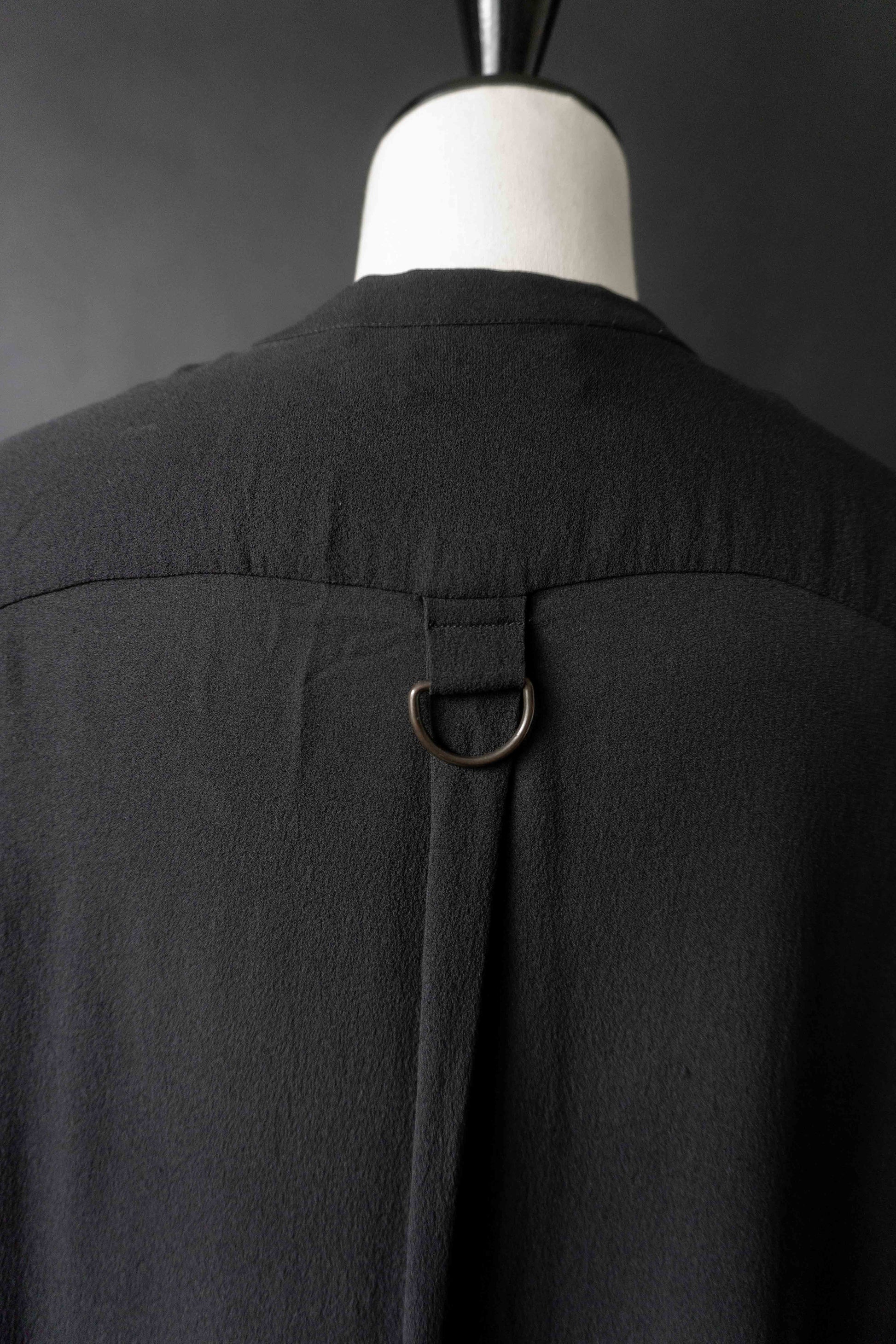ACNE Vintage Seidenbluse – lange schwarze Designer Bluse mit Rückenring, S–M theplaincircle vintage