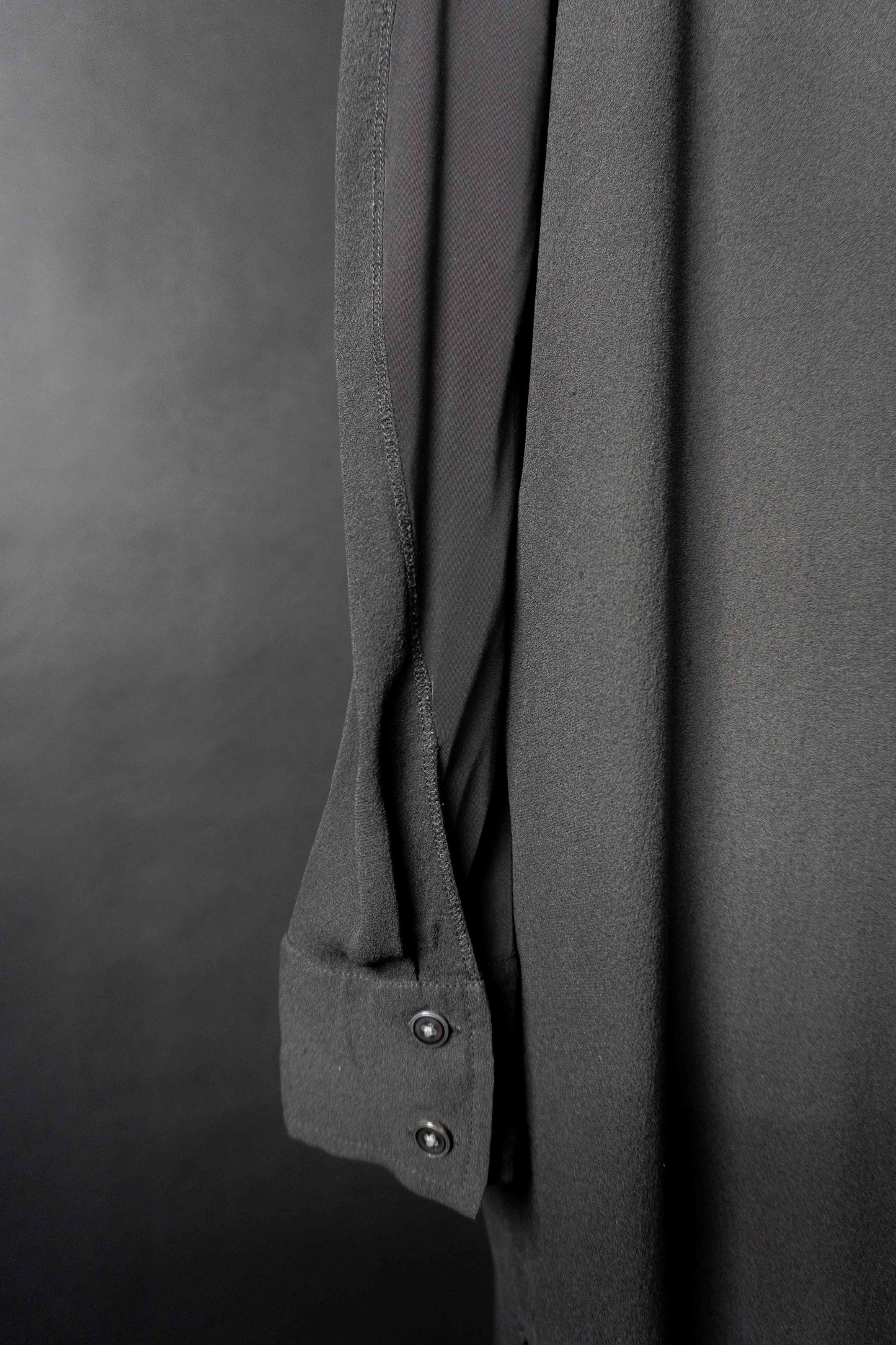 ACNE Vintage Seidenbluse – lange schwarze Designer Bluse mit Rückenring, S–M theplaincircle vintage