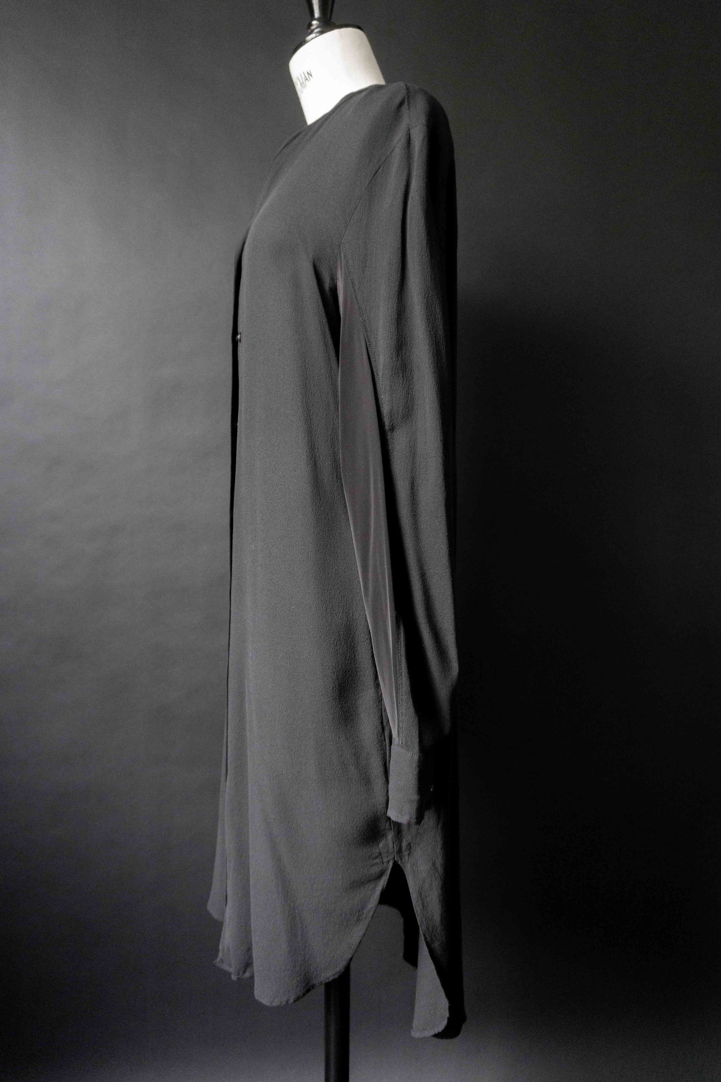 ACNE Vintage Seidenbluse – lange schwarze Designer Bluse mit Rückenring, S–M theplaincircle vintage