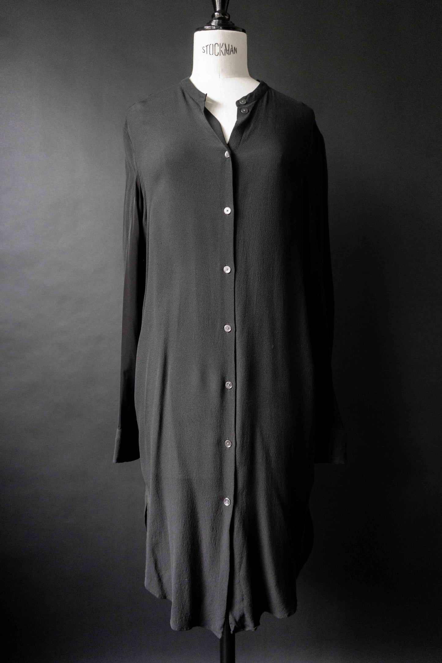 ACNE Vintage Seidenbluse – lange schwarze Designer Bluse mit Rückenring, S–M theplaincircle vintage