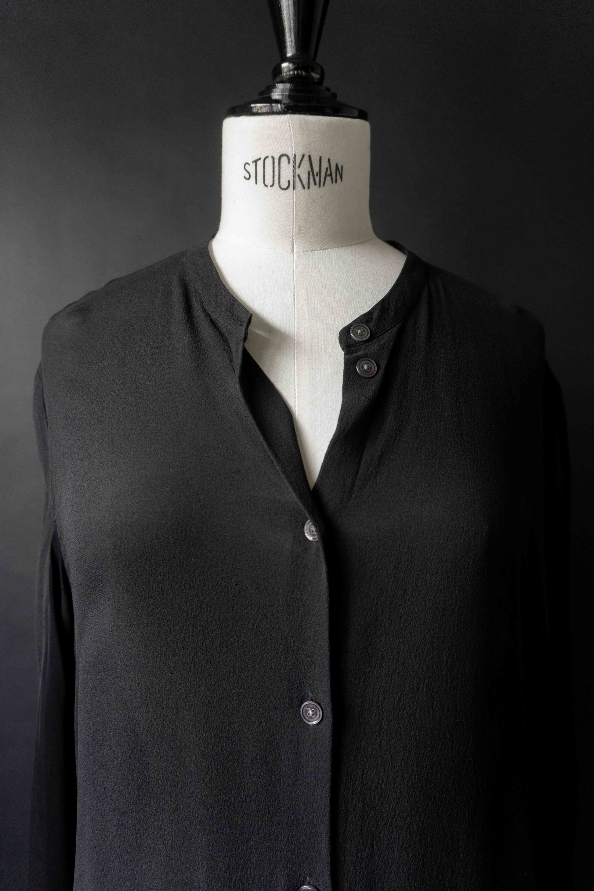 ACNE Vintage Seidenbluse – lange schwarze Designer Bluse mit Rückenring, S–M theplaincircle vintage