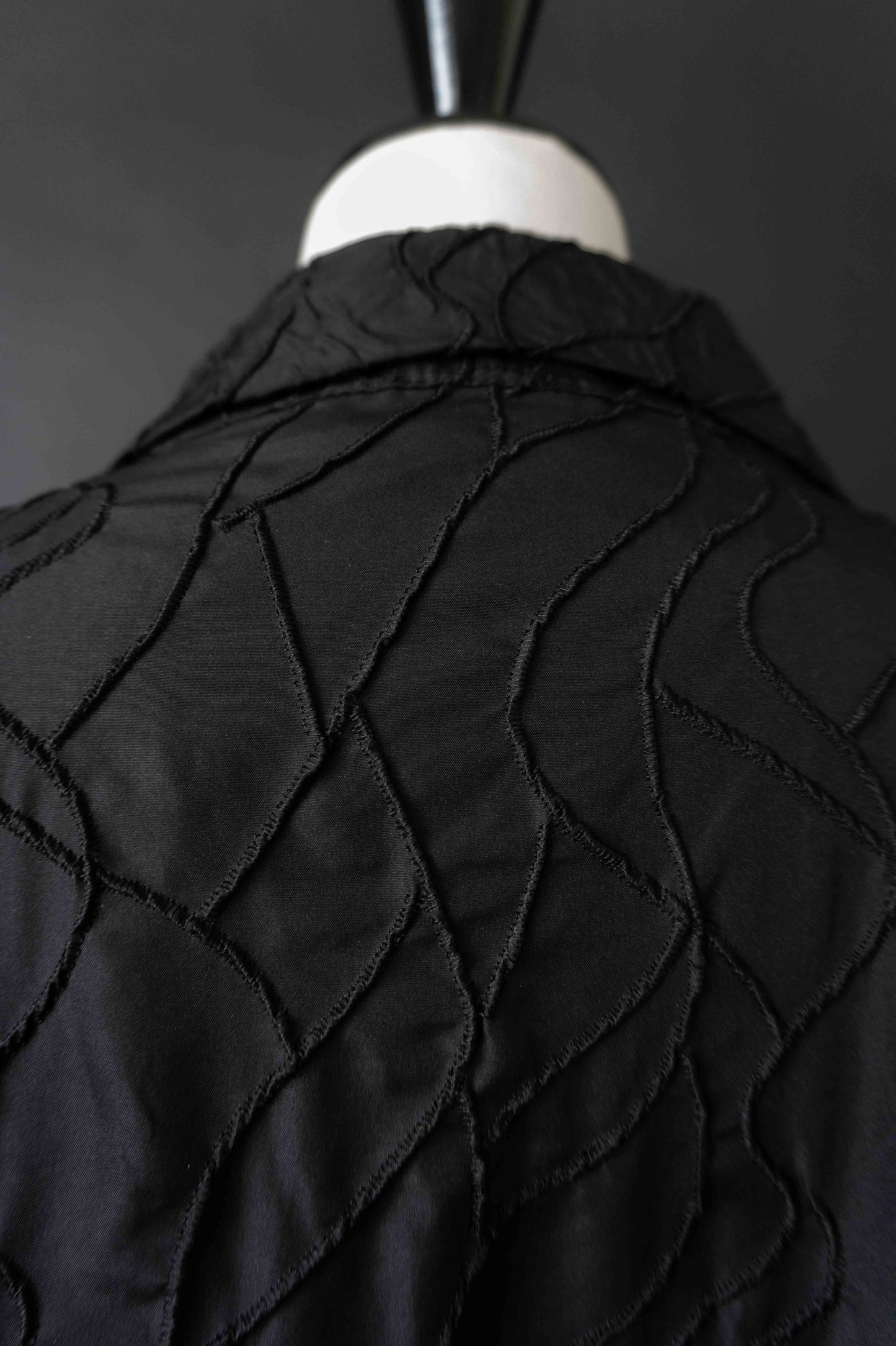Vintage Avantgarde Mantel – strukturierter Oversized Mantel in All Black, M–XL theplaincircle vintage