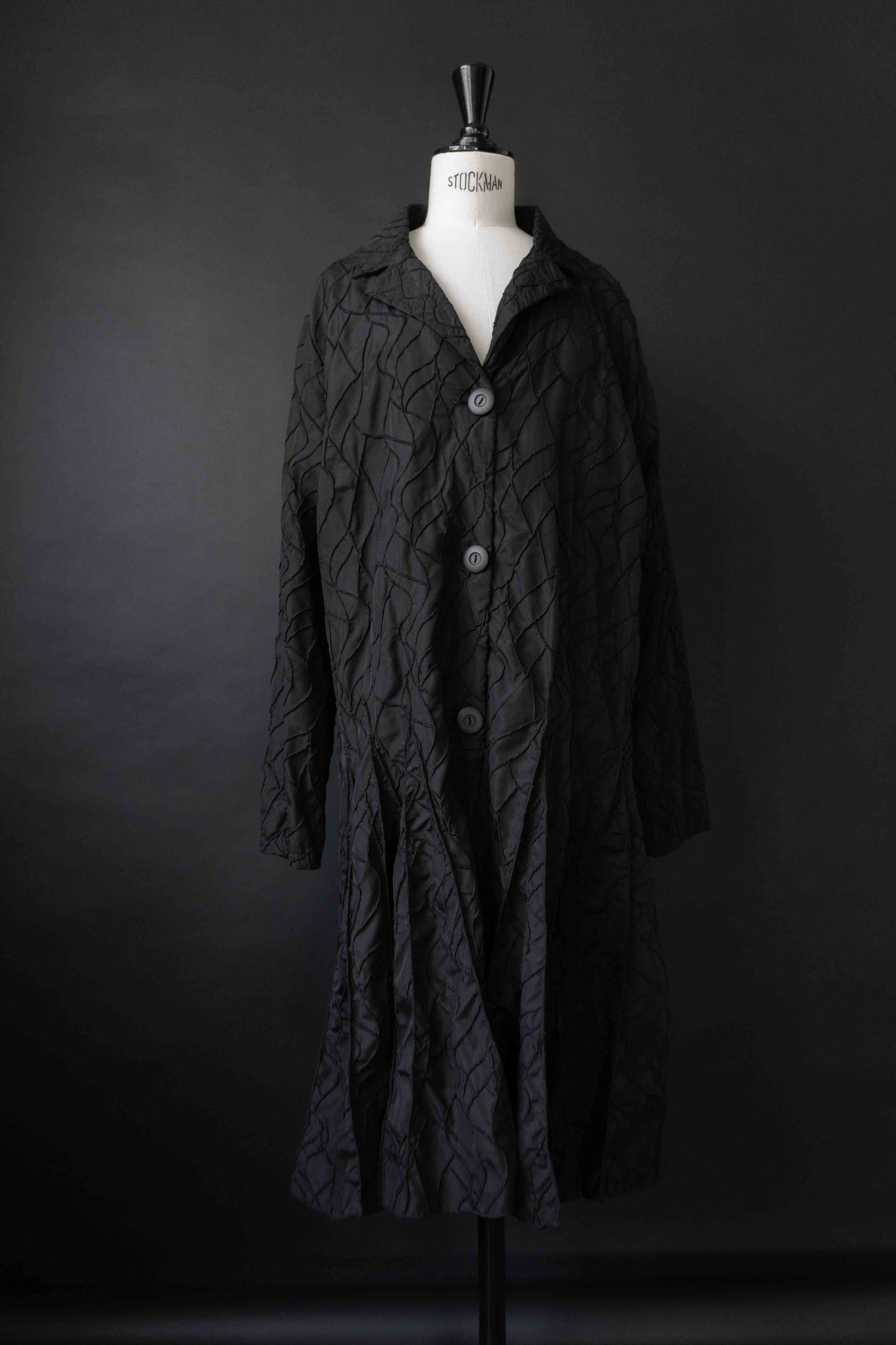 Vintage Avantgarde Mantel – strukturierter Oversized Mantel in All Black, M–XL theplaincircle vintage