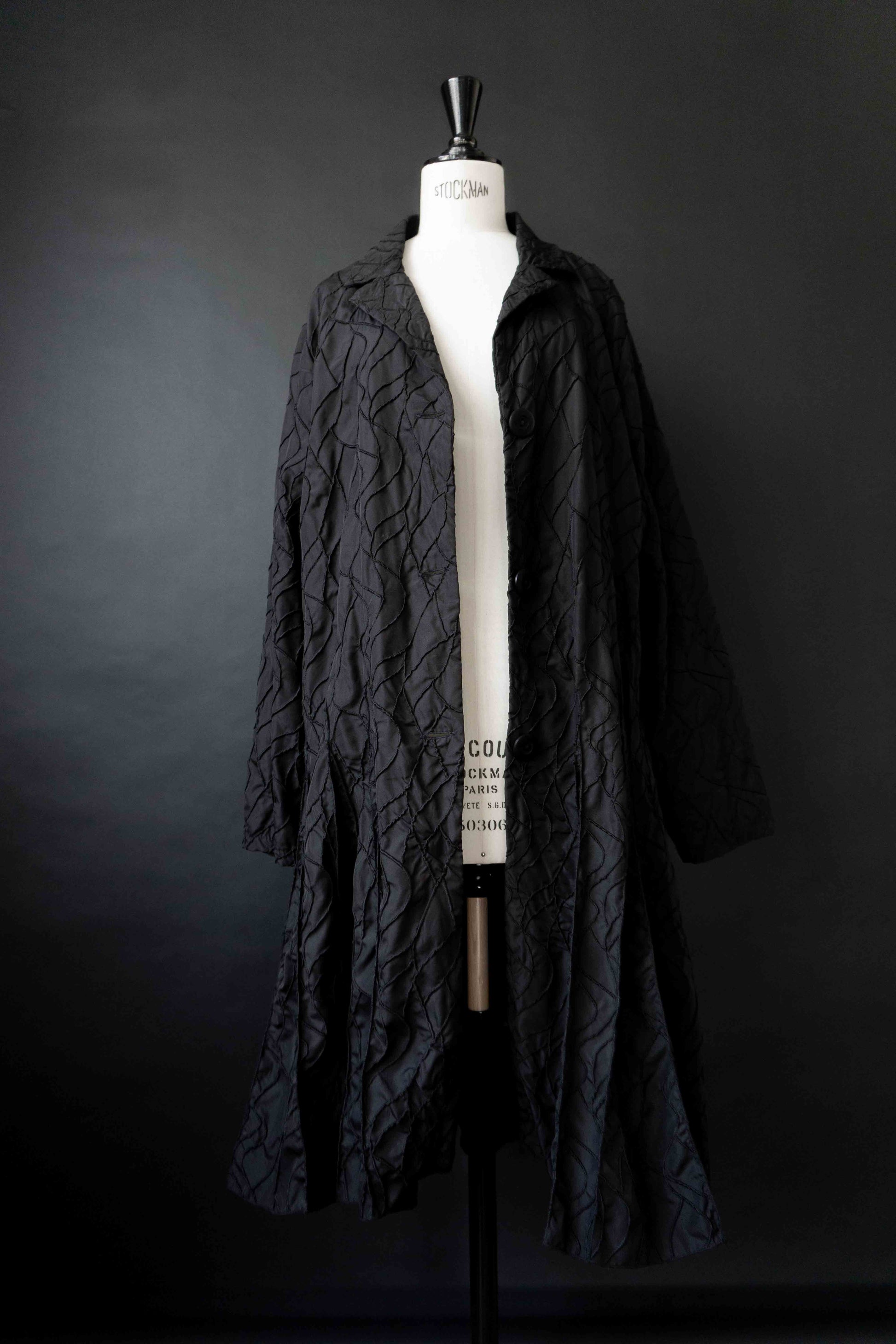 Vintage Avantgarde Mantel – strukturierter Oversized Mantel in All Black, M–XL theplaincircle vintage