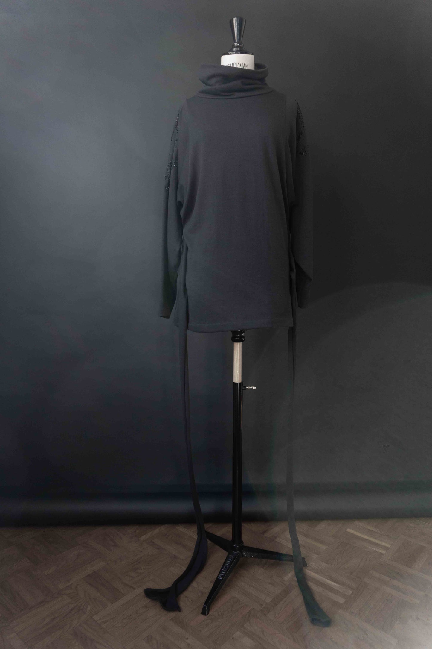 80s Sweatshirt mit Rollkragen & Wickel-Detail – schwarzes Statement Piece, S–M theplaincircle vintage