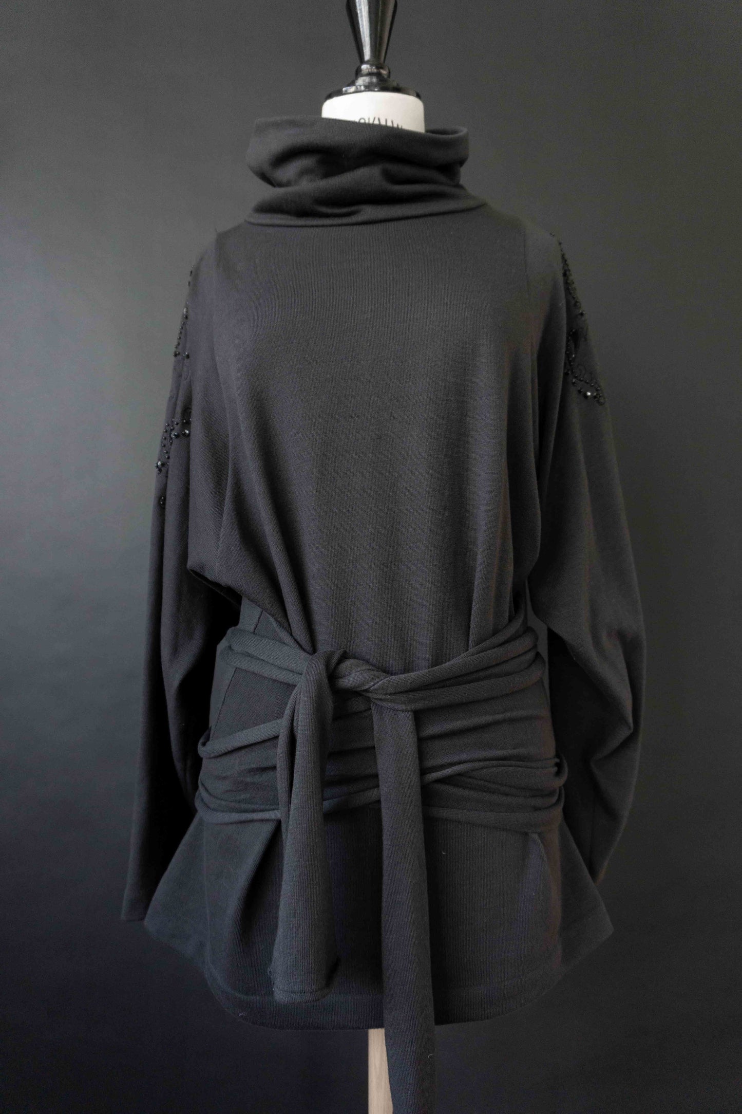 80s Sweatshirt mit Rollkragen & Wickel-Detail – schwarzes Statement Piece, S–M theplaincircle vintage