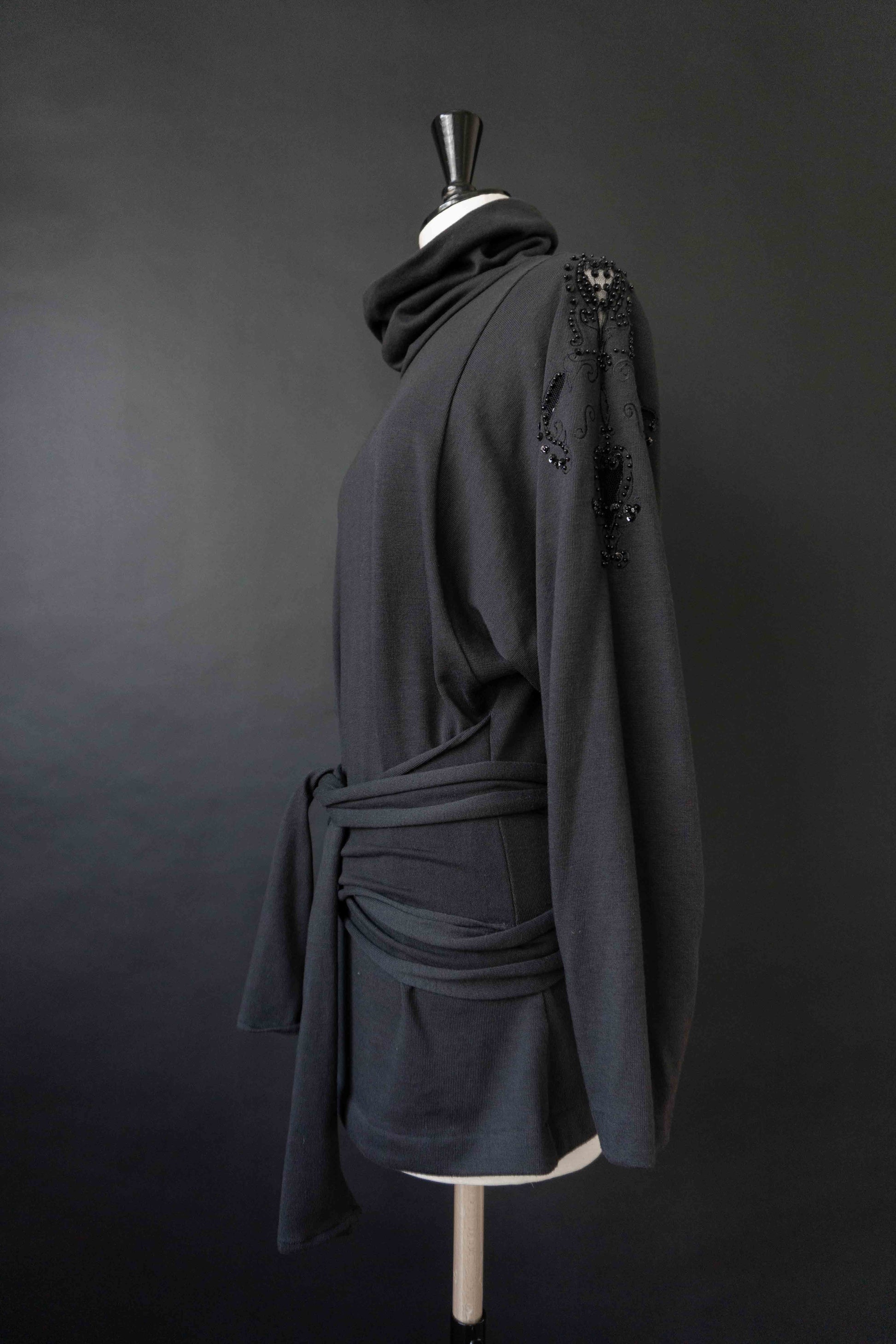 80s Sweatshirt mit Rollkragen & Wickel-Detail – schwarzes Statement Piece, S–M theplaincircle vintage