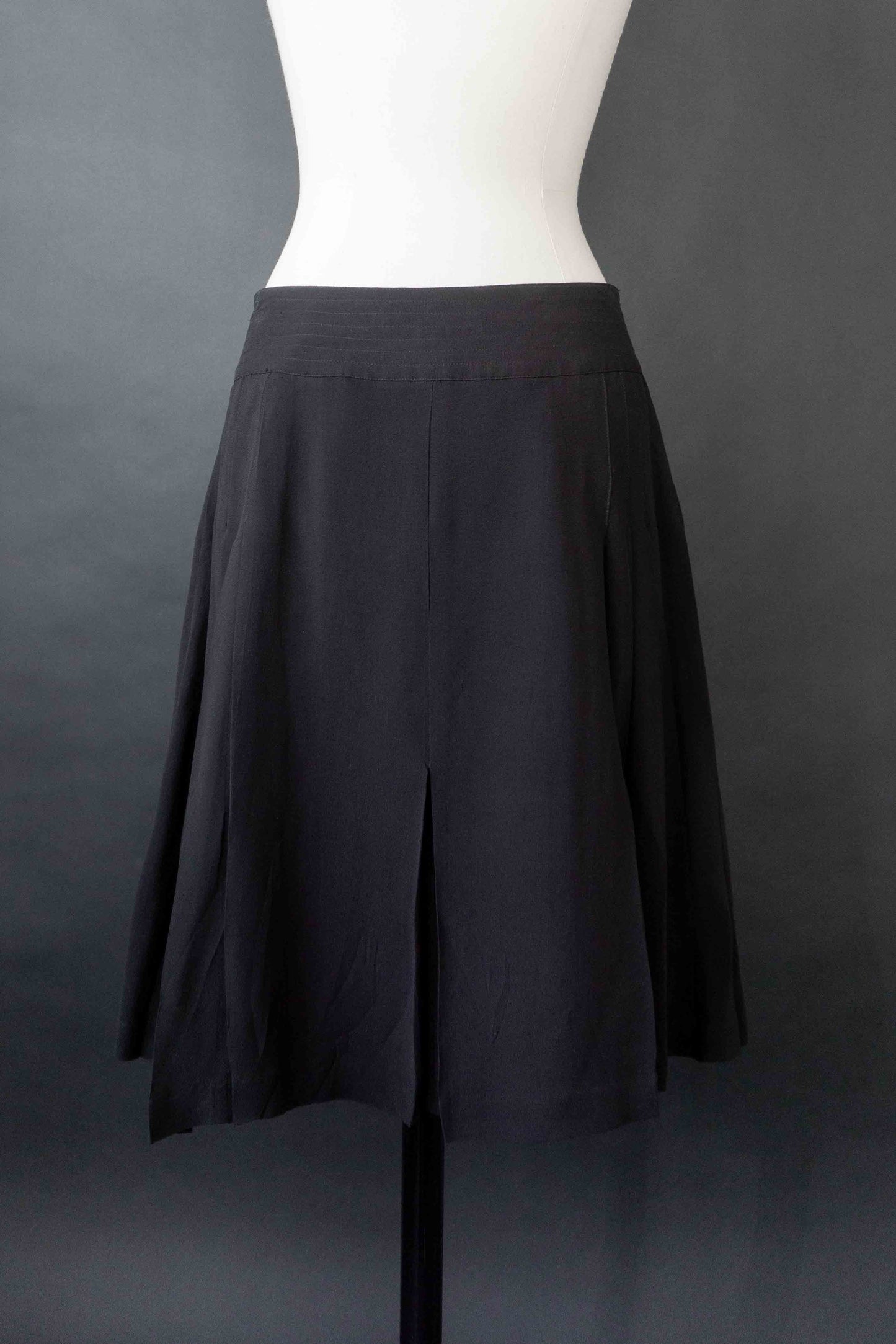Y2K Schwarzer Seidenrock mit Falten & Knopfleiste – H&M x Lagerfeld, S–M theplaincircle vintage