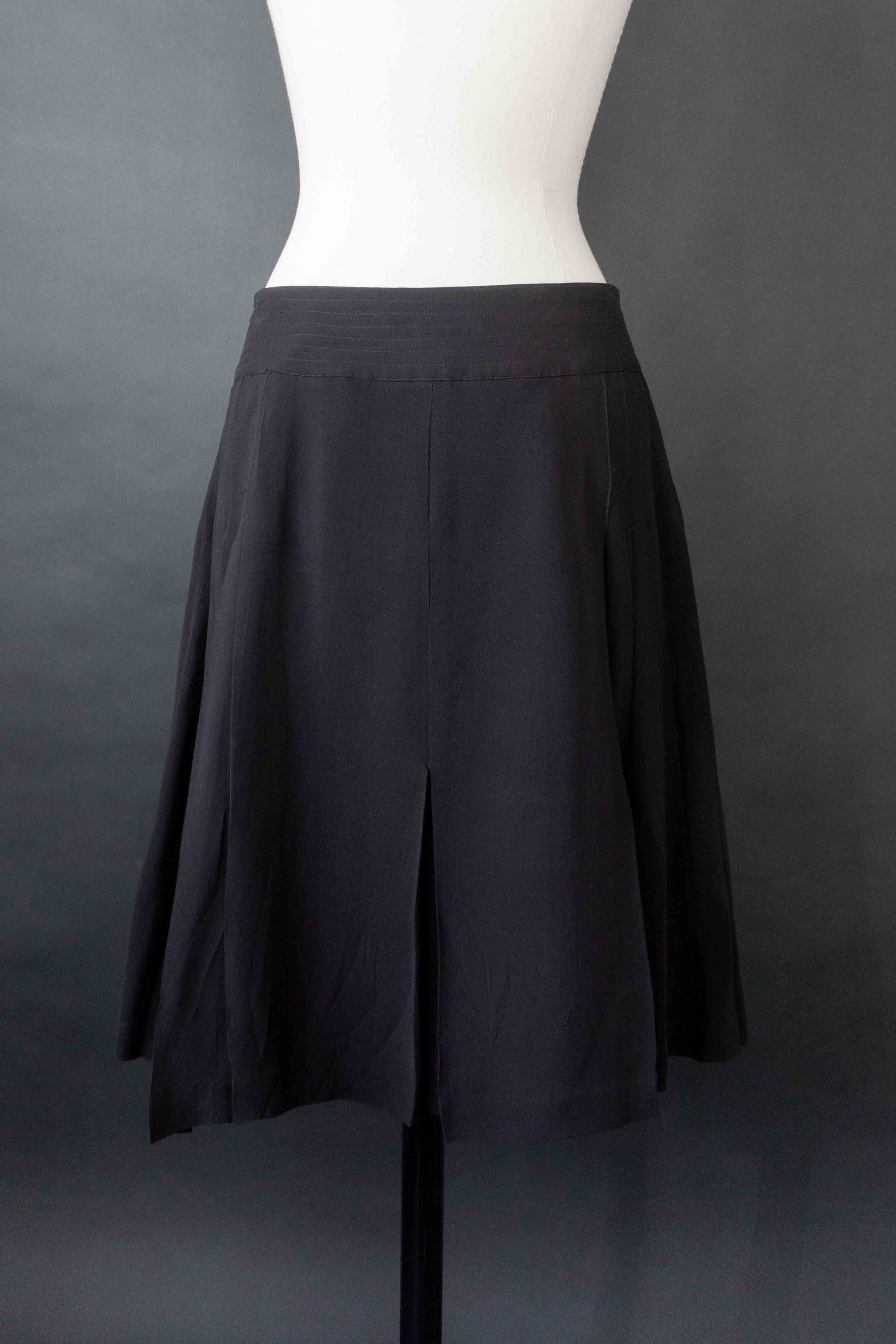 Y2K Schwarzer Seidenrock mit Falten & Knopfleiste – H&M x Lagerfeld, S–M theplaincircle vintage