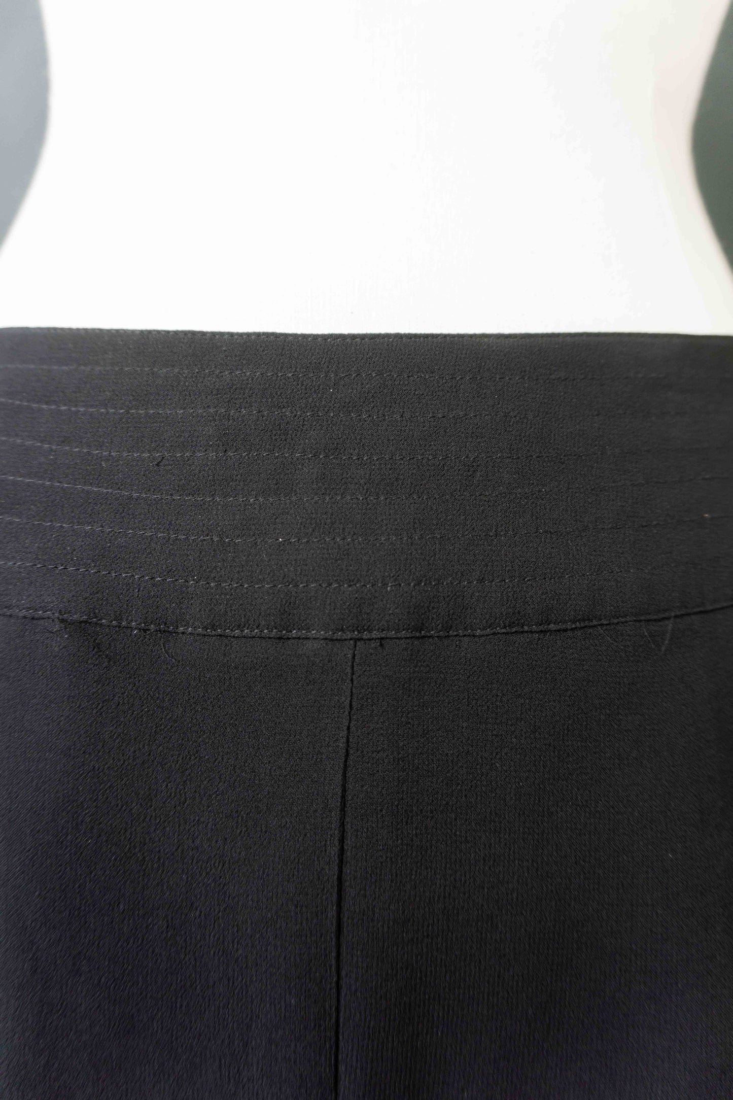 Y2K Schwarzer Seidenrock mit Falten & Knopfleiste – H&M x Lagerfeld, S–M theplaincircle vintage