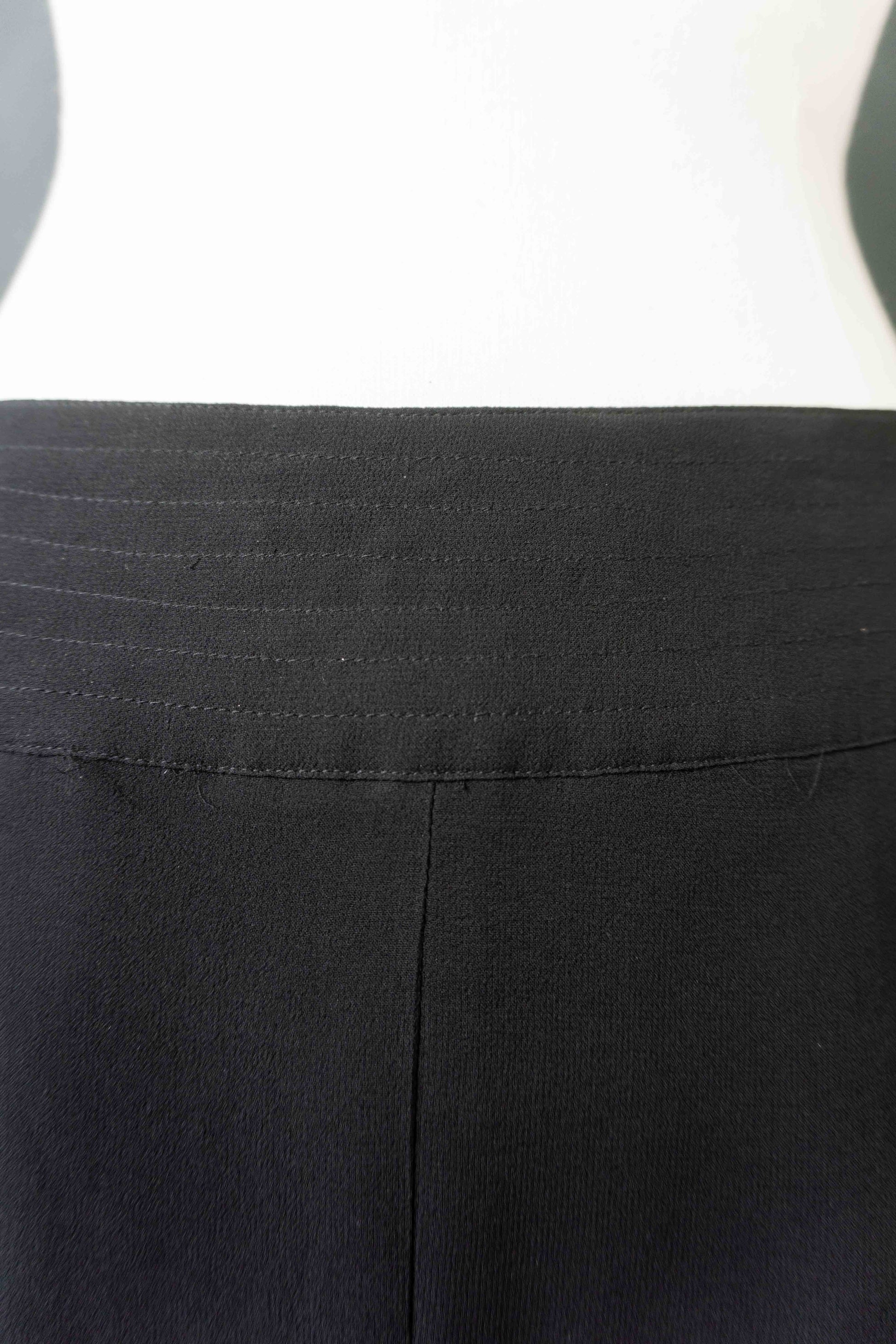 Y2K Schwarzer Seidenrock mit Falten & Knopfleiste – H&M x Lagerfeld, S–M theplaincircle vintage