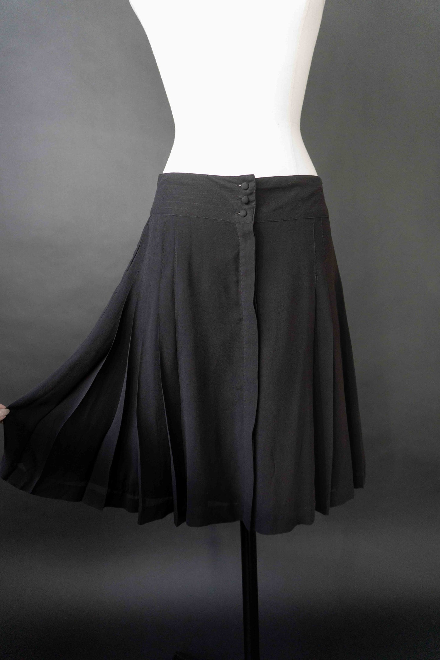 Y2K Schwarzer Seidenrock mit Falten & Knopfleiste – H&M x Lagerfeld, S–M theplaincircle vintage