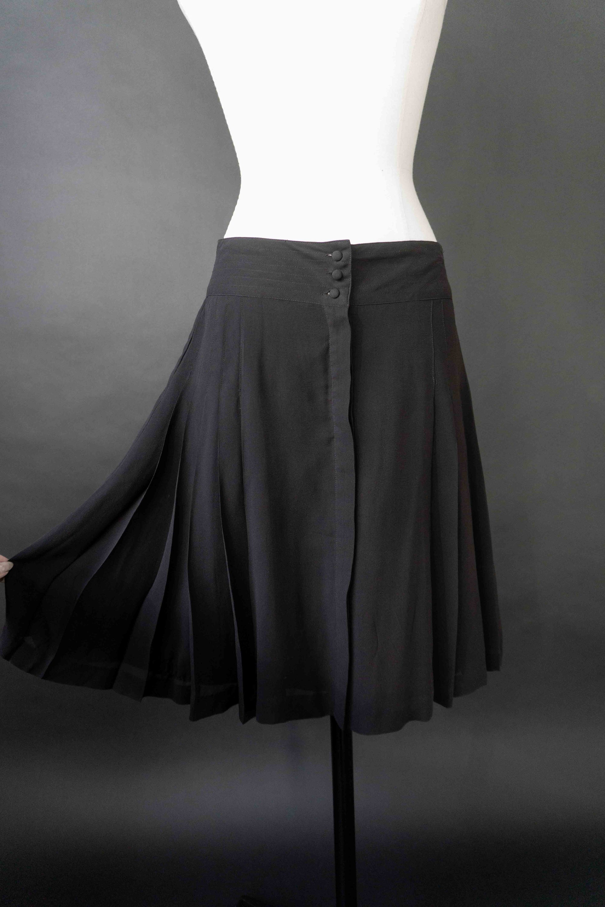 Y2K Schwarzer Seidenrock mit Falten & Knopfleiste – H&M x Lagerfeld, S–M theplaincircle vintage