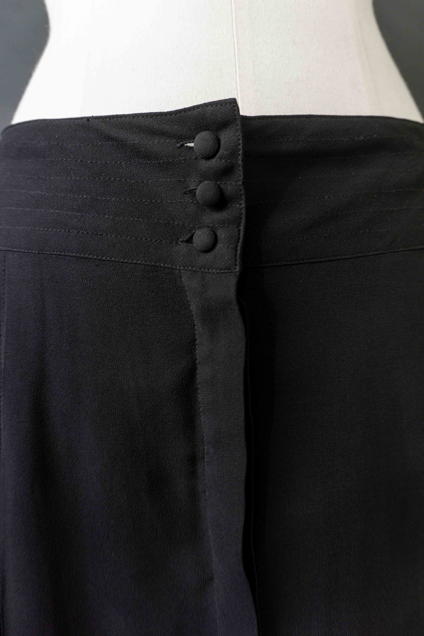 Y2K Schwarzer Seidenrock mit Falten & Knopfleiste – H&M x Lagerfeld, S–M theplaincircle vintage