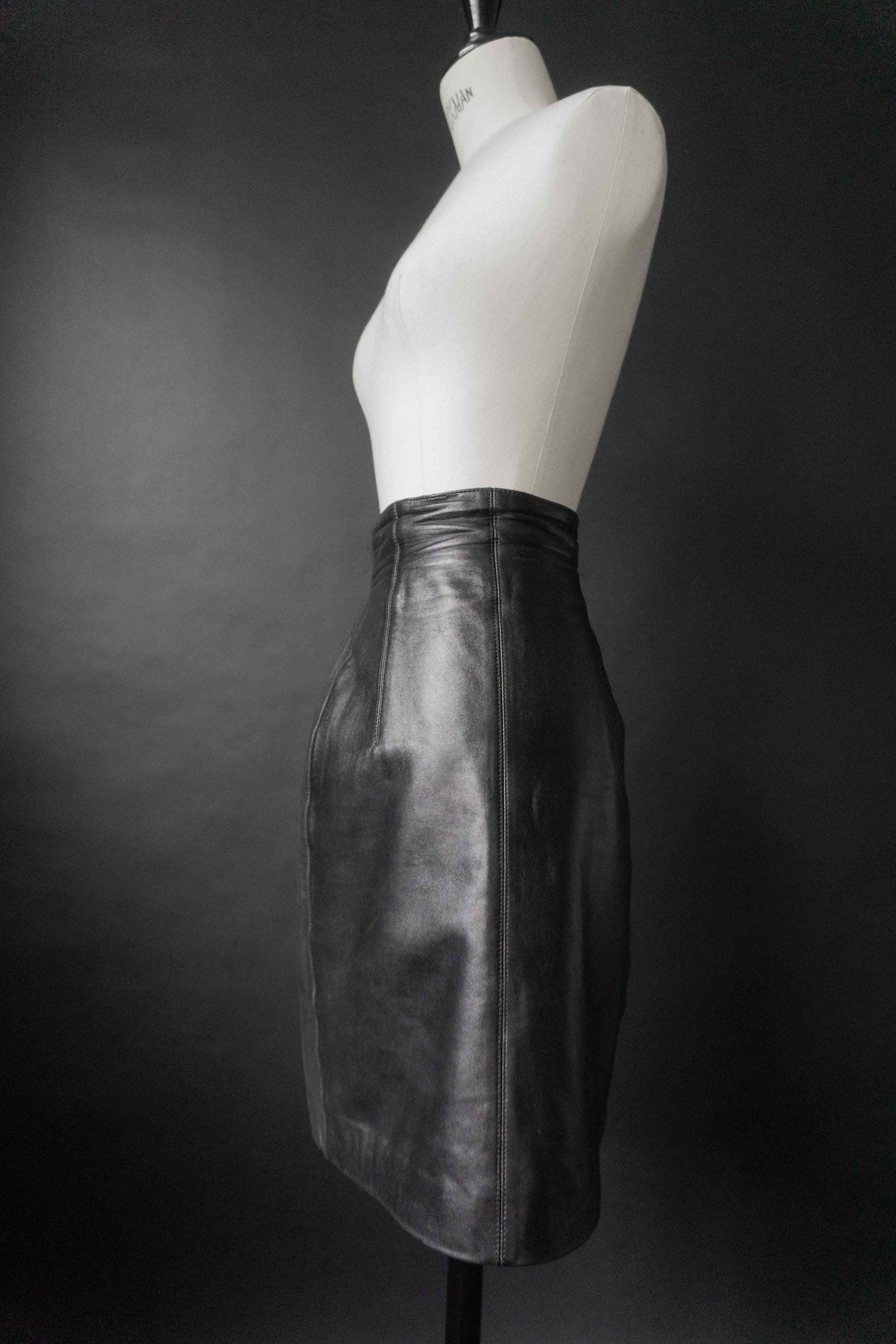 Escada Lederrock Schwarz High Waist – 80s Vintage, S–M theplaincircle vintage
