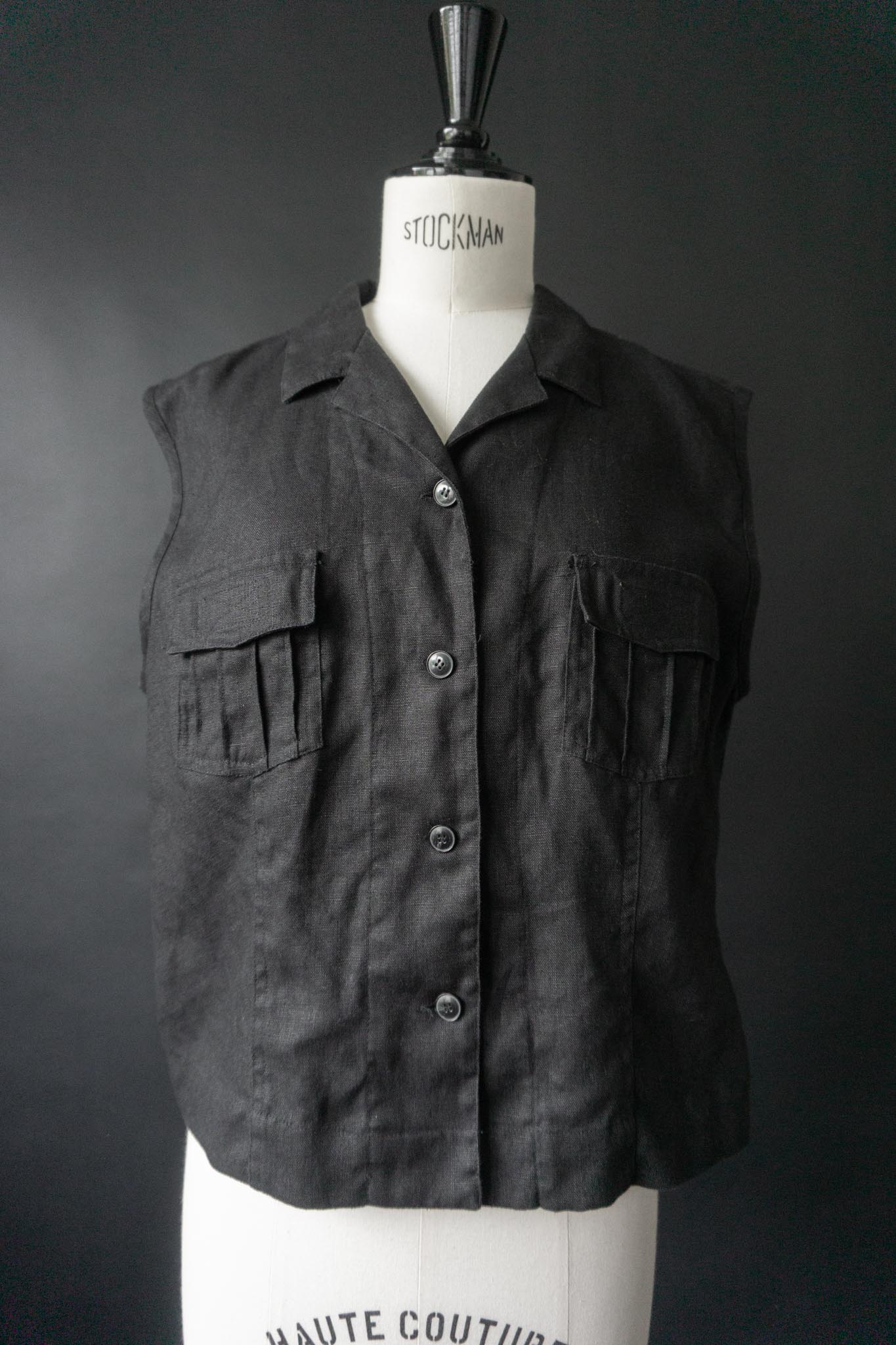 Oversize schwarze Leinenbluse mit kleinem Kragen und Brusttaschen von theplaincircle vintage