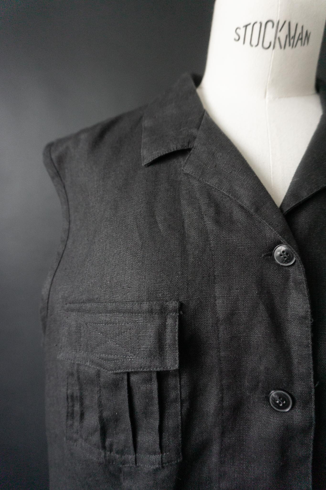 Oversize schwarze Leinenbluse mit kleinem Kragen und Brusttaschen von theplaincircle vintage