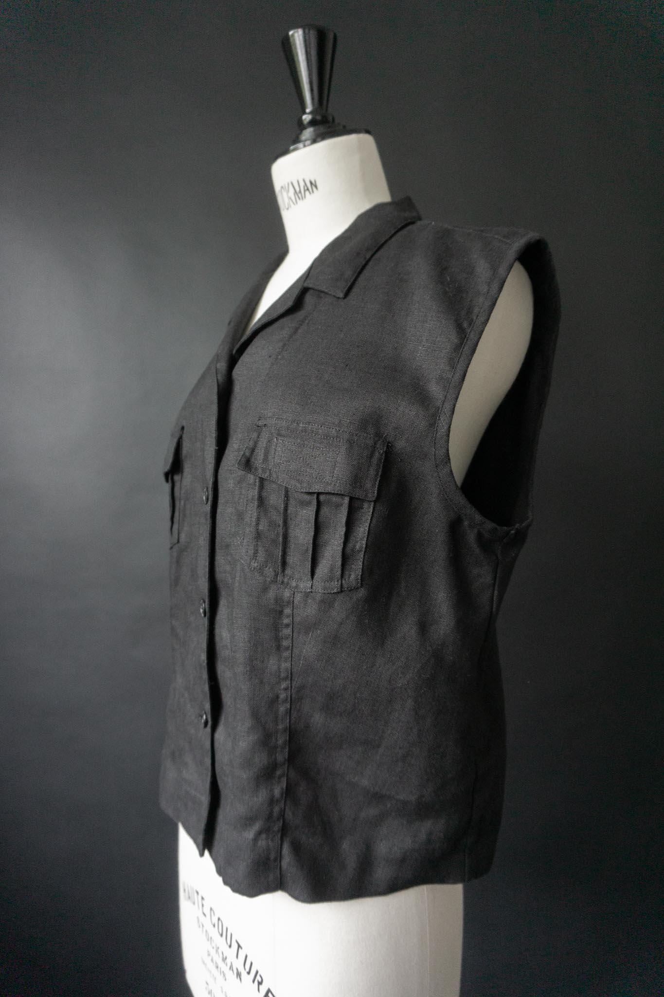 Oversize schwarze Leinenbluse mit kleinem Kragen und Brusttaschen von theplaincircle vintage