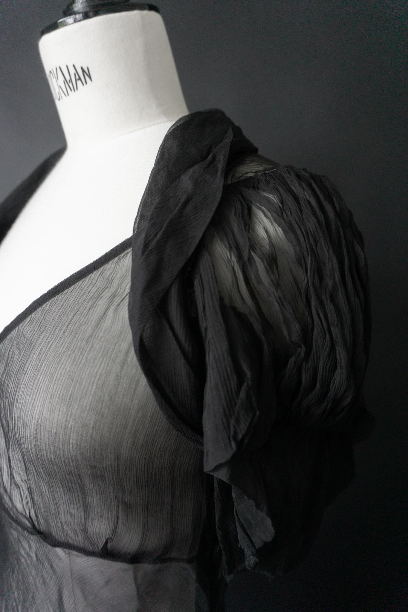 Schwarzes Calvin Klein Seidentop mit transparentem Einsatz und seitlichem Reißverschluss