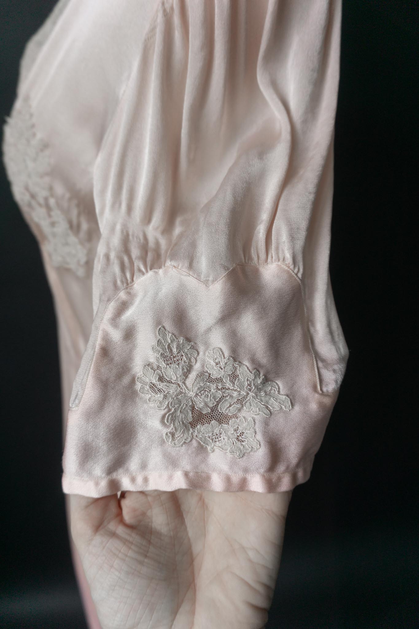 Vintage Rosé-Seidenkleid mit herzförmigem Spitzen-Ausschnitt
