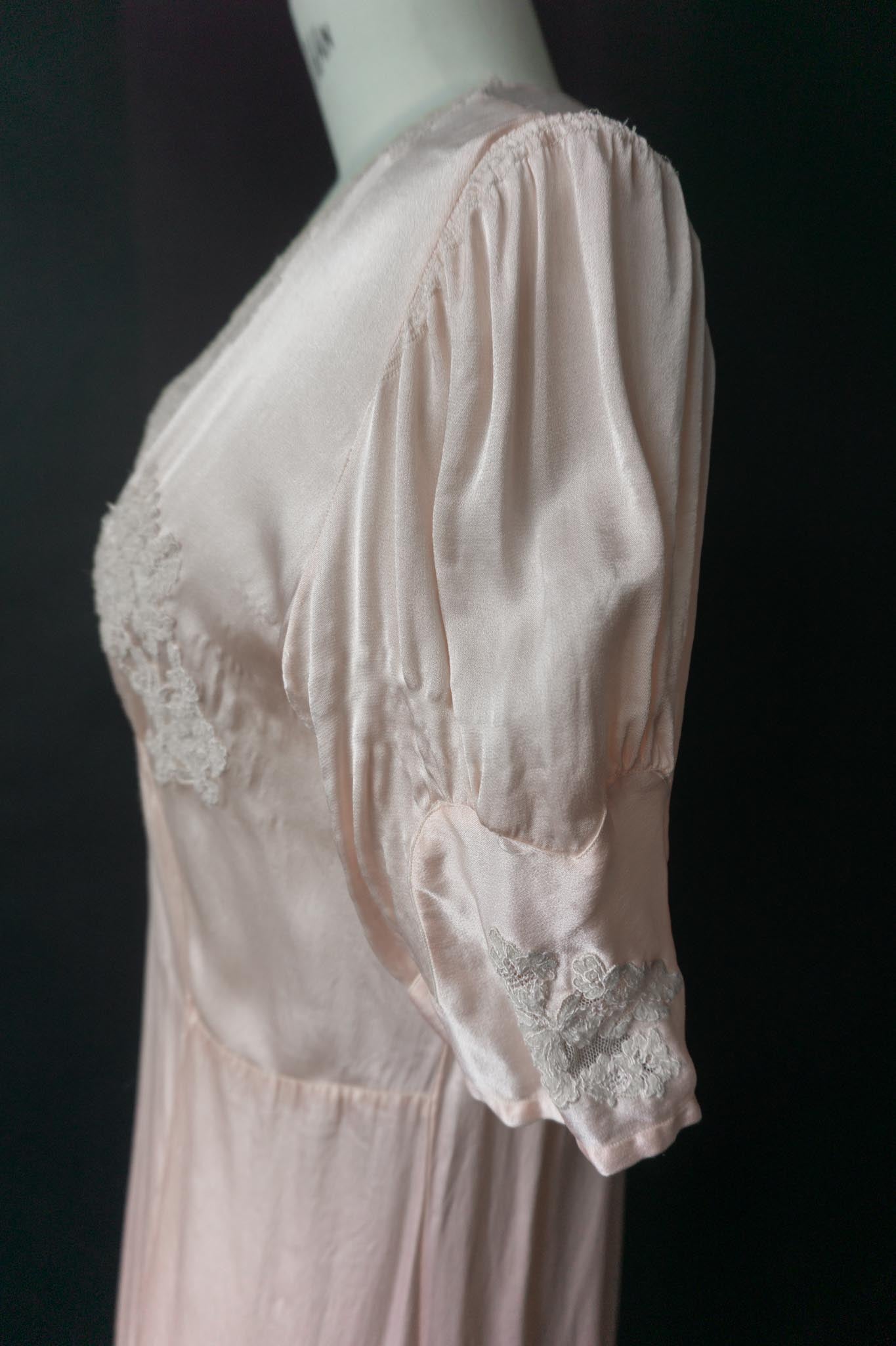 Vintage Rosé-Seidenkleid mit herzförmigem Spitzen-Ausschnitt
