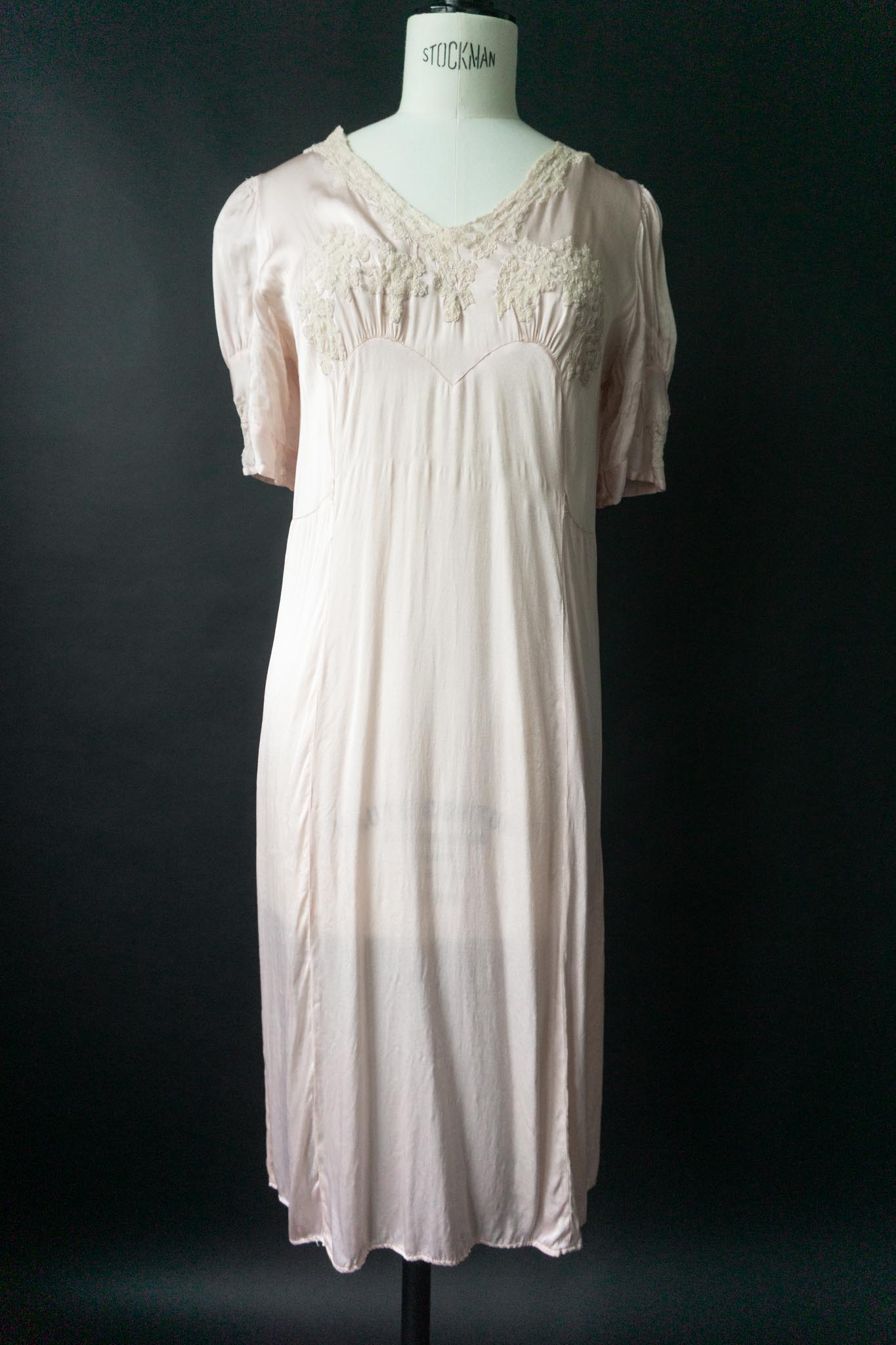 Vintage Rosé-Seidenkleid mit herzförmigem Spitzen-Ausschnitt