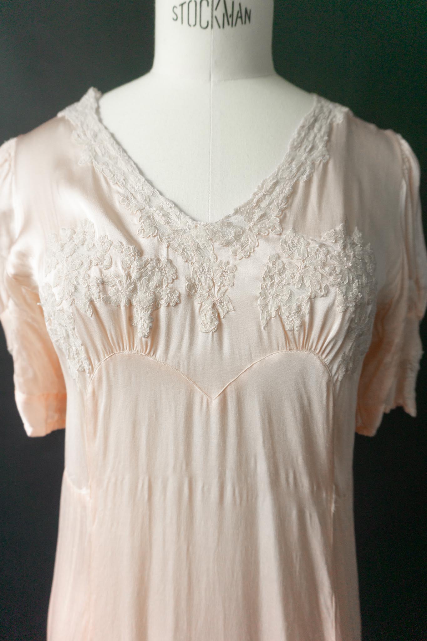 Vintage Rosé-Seidenkleid mit herzförmigem Spitzen-Ausschnitt
