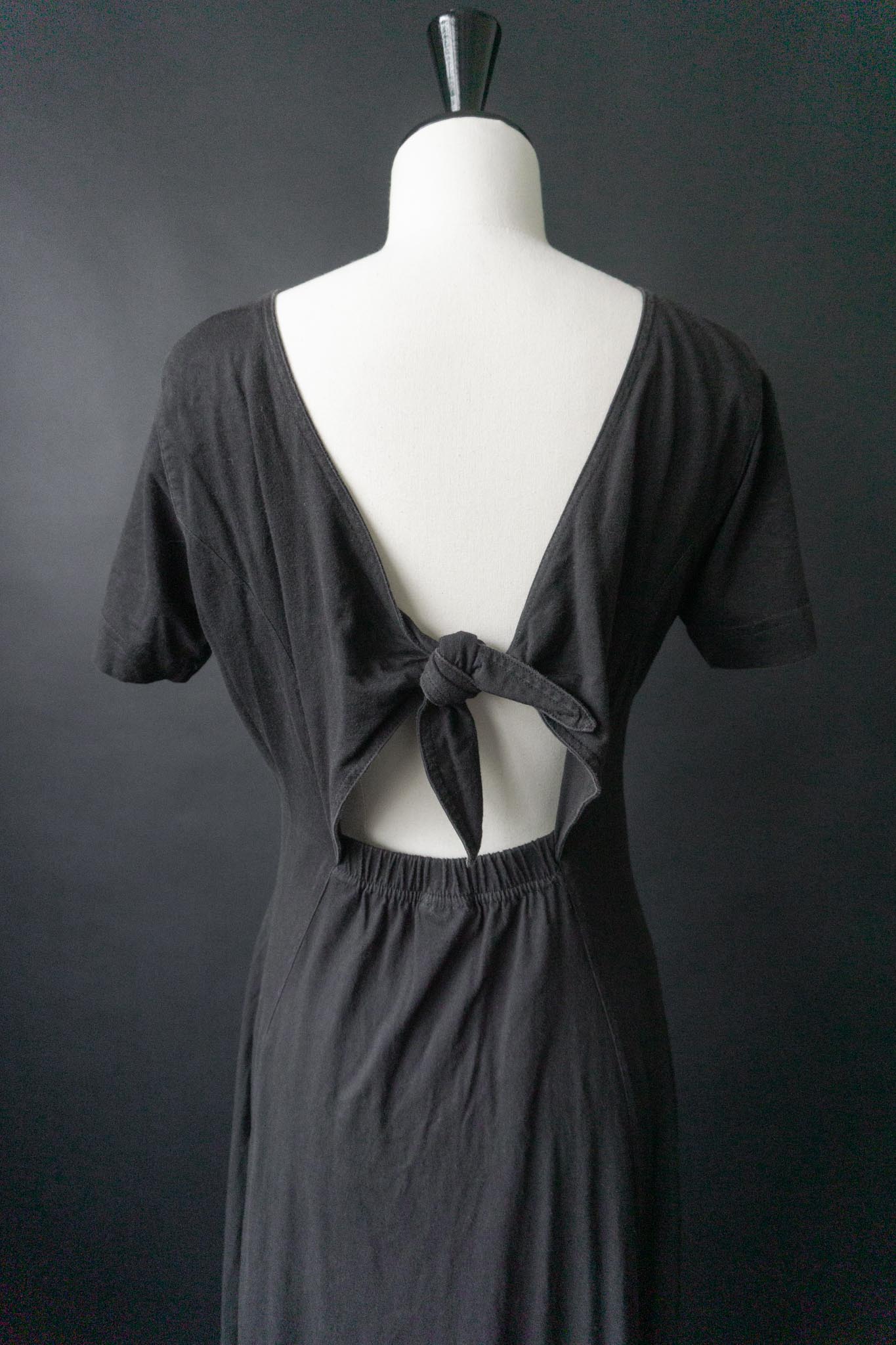 Schwarzes Midi-Baumwollkleid mit Rückenschleife, Gummizug und Seitentaschen