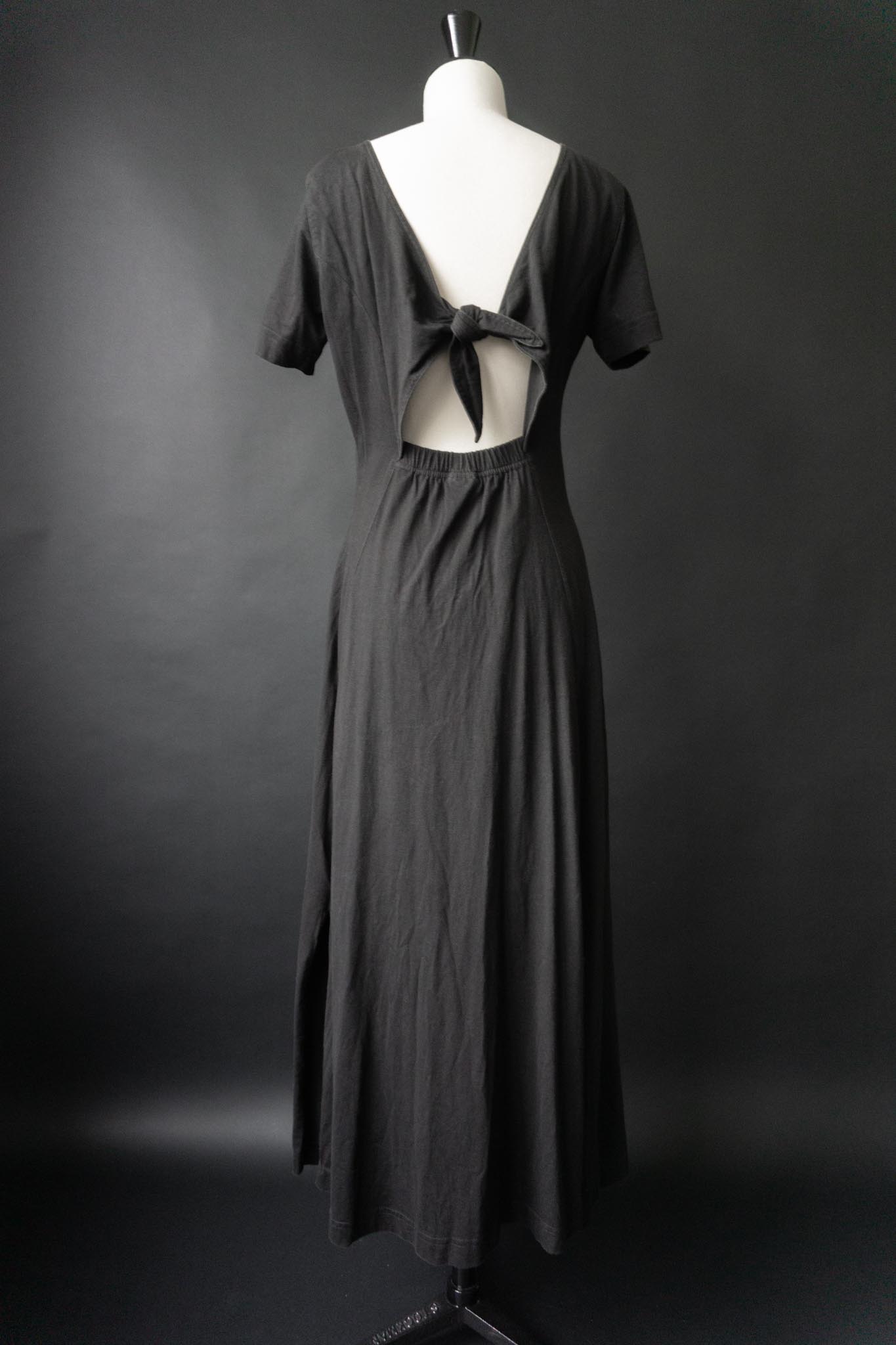 Schwarzes Midi-Baumwollkleid mit Rückenschleife, Gummizug und Seitentaschen