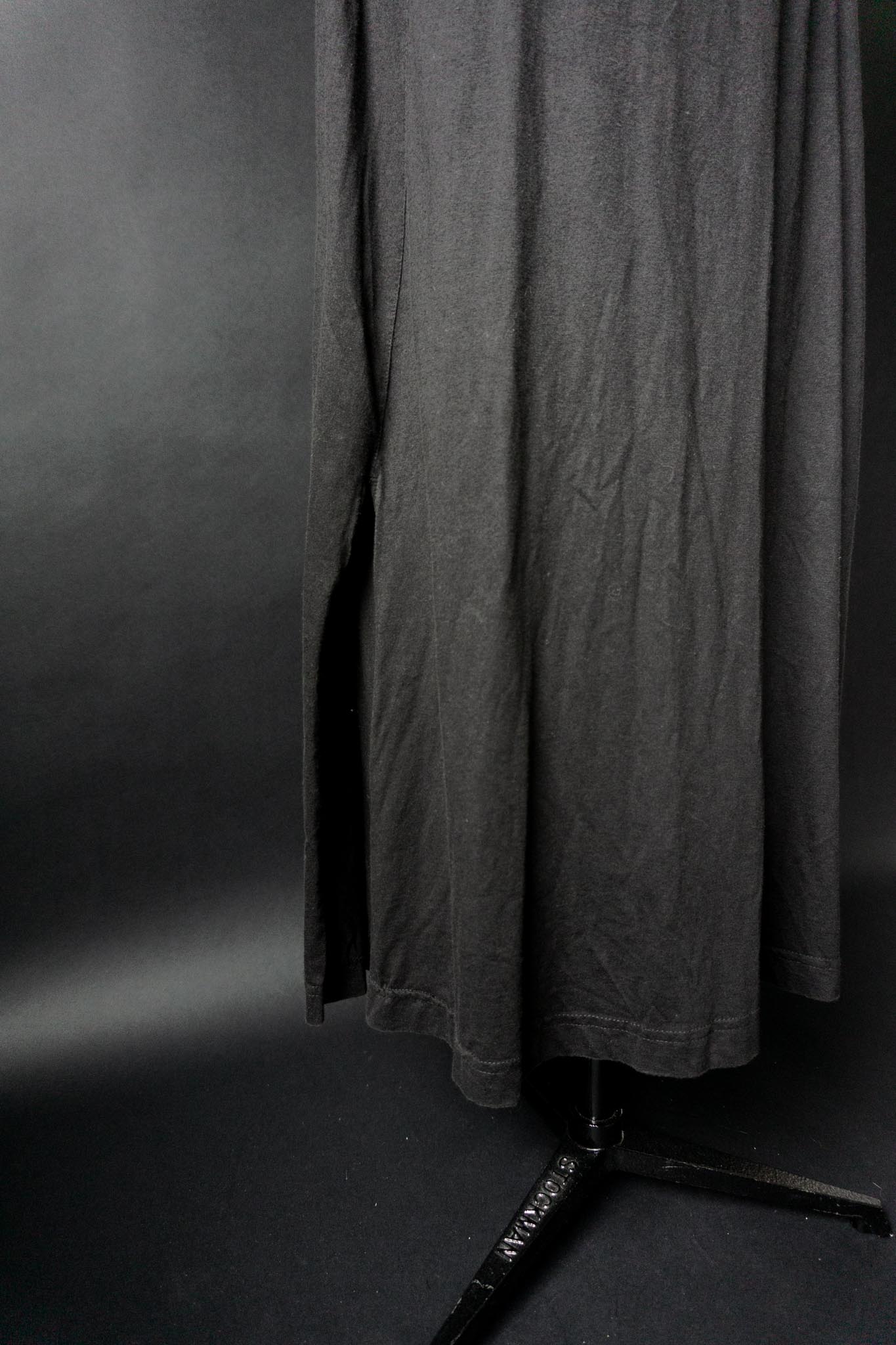 Schwarzes Midi-Baumwollkleid mit Rückenschleife, Gummizug und Seitentaschen