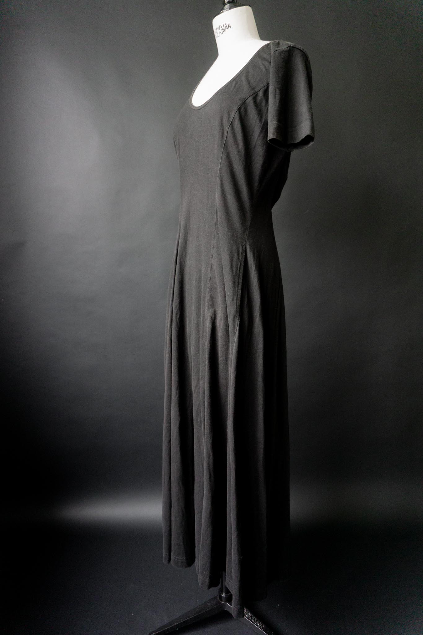 Schwarzes Midi-Baumwollkleid mit Rückenschleife, Gummizug und Seitentaschen
