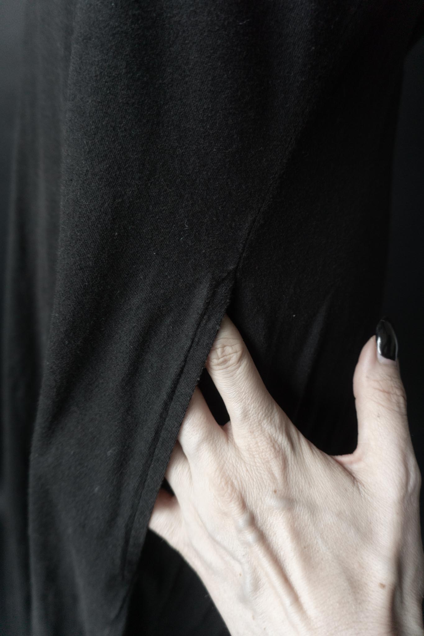 Schwarzes Midi-Baumwollkleid mit Rückenschleife, Gummizug und Seitentaschen