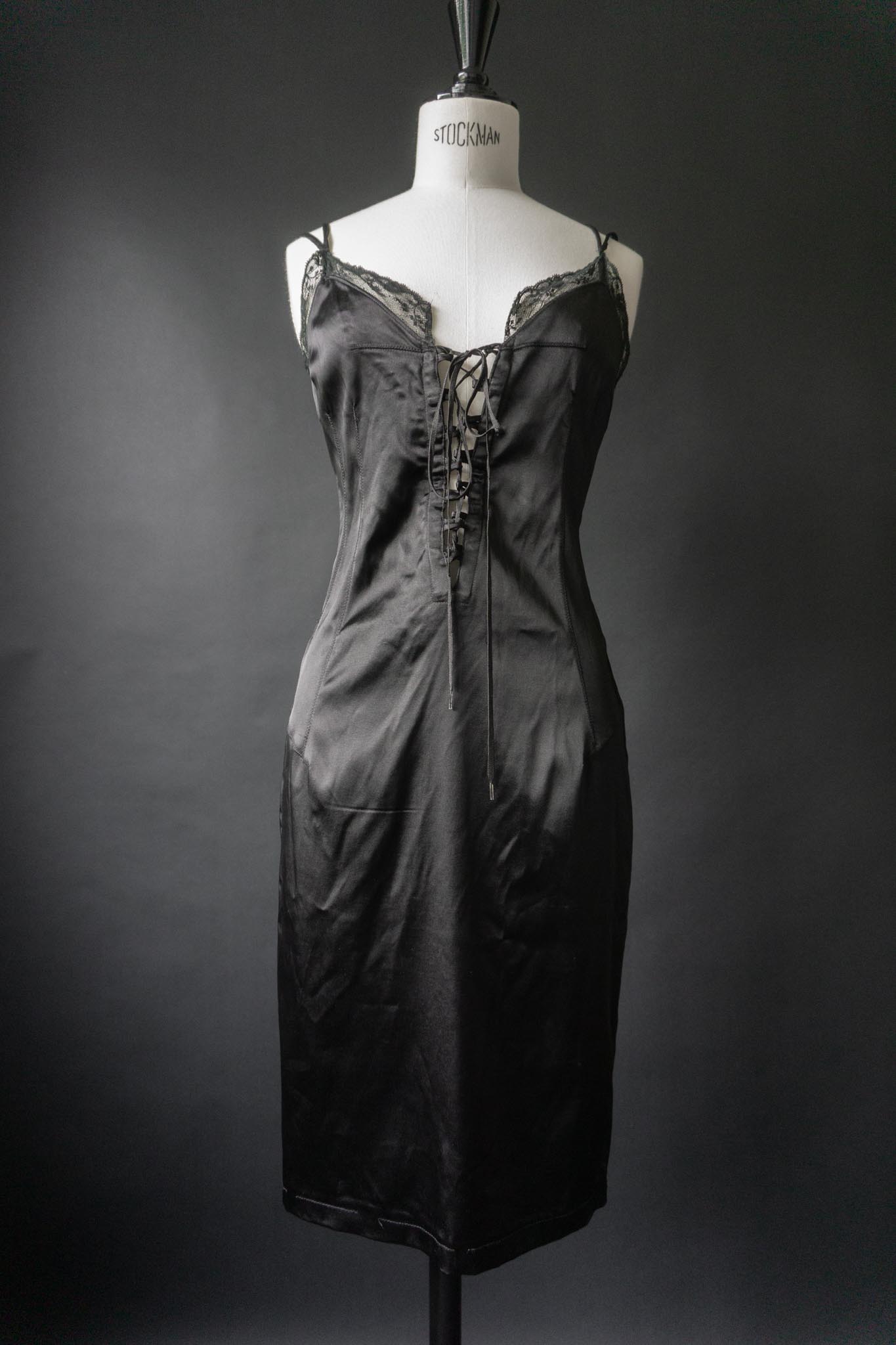 Vintage 2000s Dolce & Gabbana schwarzes Corsage-Minikleid aus Satin mit Spitzeneinsätzen und Schnürung vorne