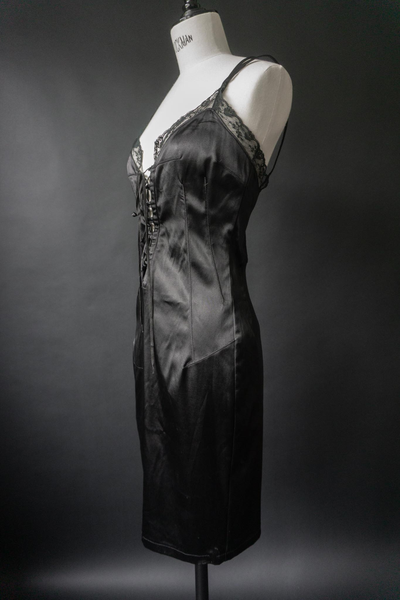 Vintage 2000s Dolce & Gabbana schwarzes Corsage-Minikleid aus Satin mit Spitzeneinsätzen und Schnürung vorne