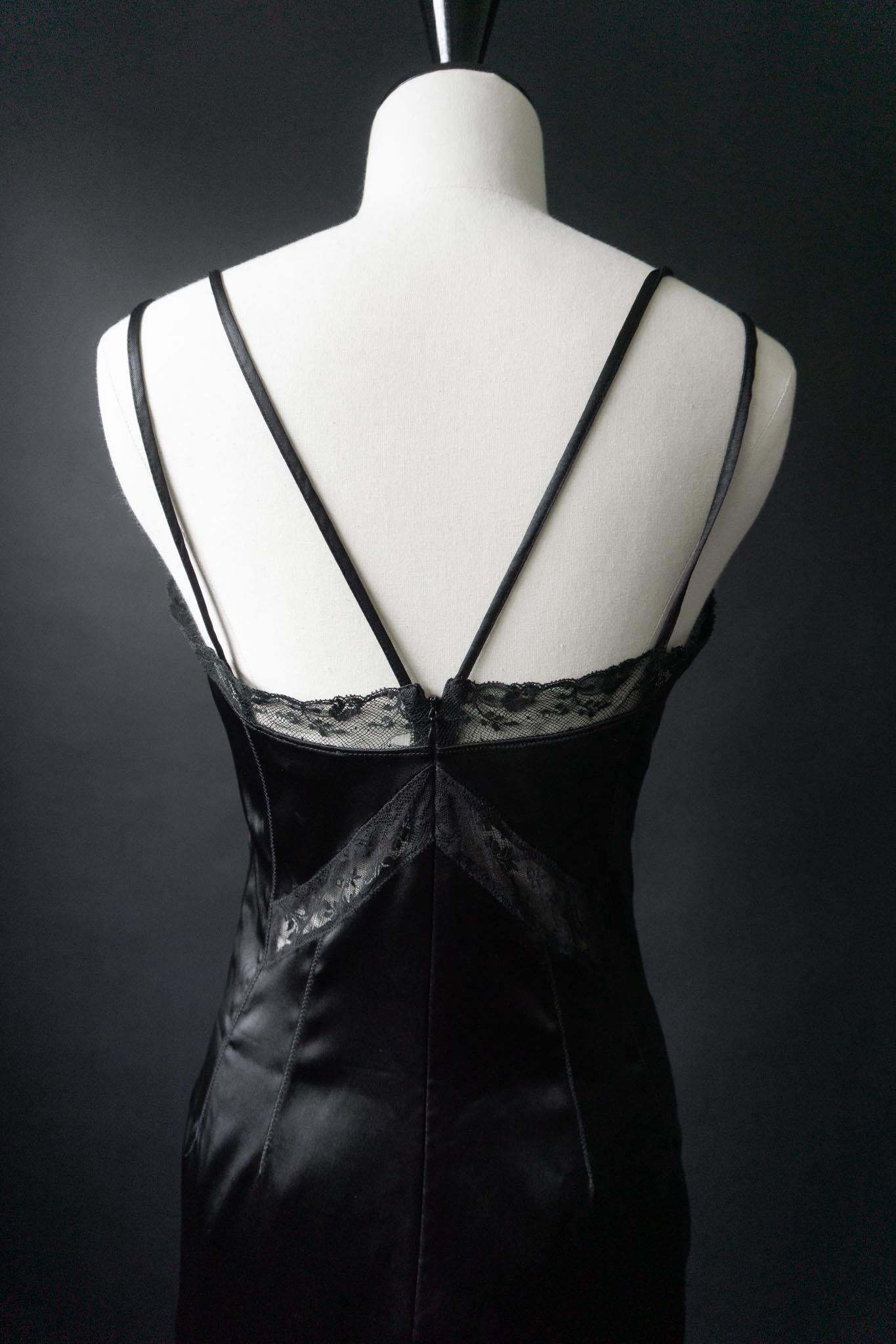 Vintage 2000s Dolce & Gabbana schwarzes Corsage-Minikleid aus Satin mit Spitzeneinsätzen und Schnürung vorne