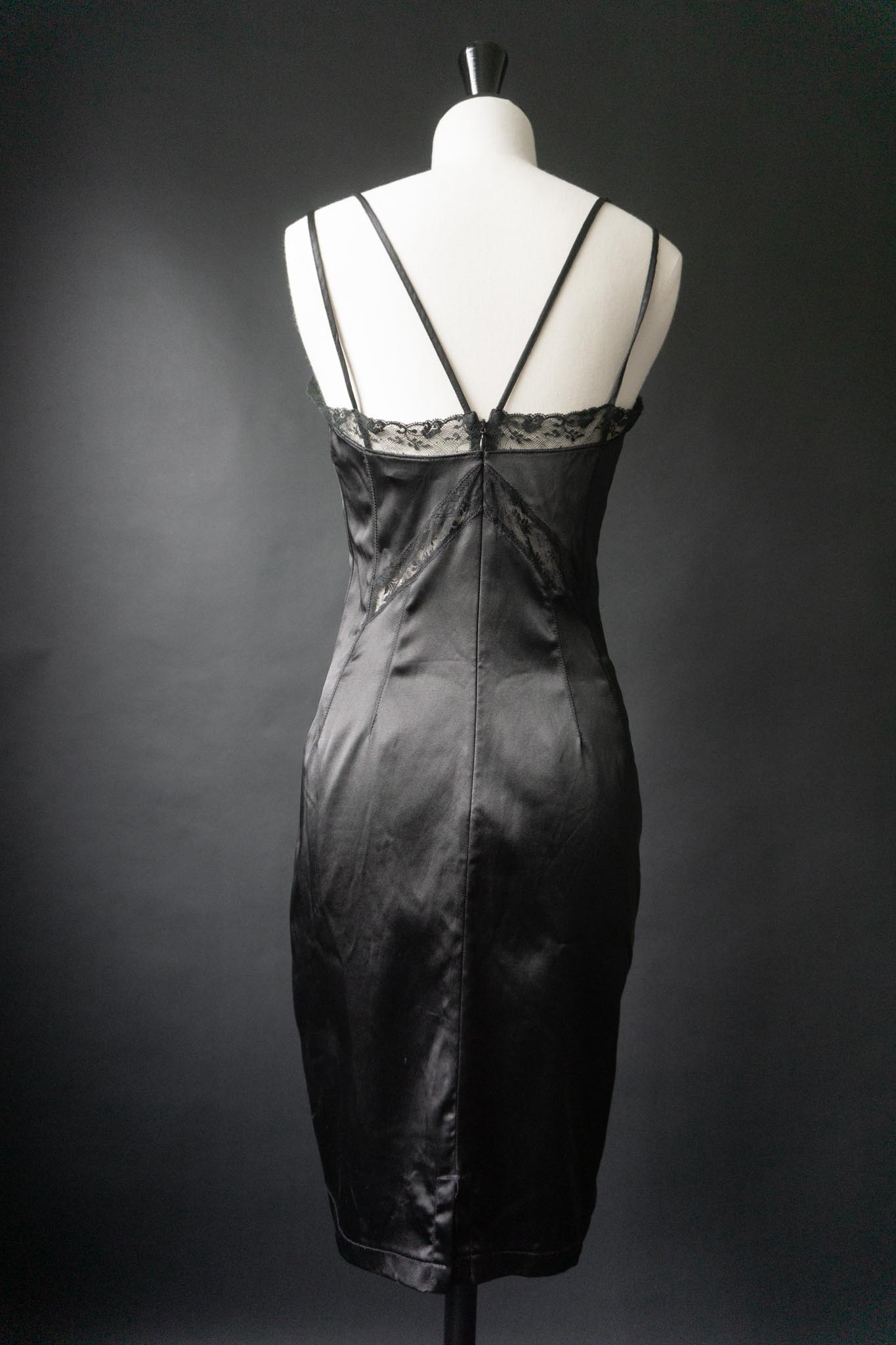 Vintage 2000s Dolce & Gabbana schwarzes Corsage-Minikleid aus Satin mit Spitzeneinsätzen und Schnürung vorne