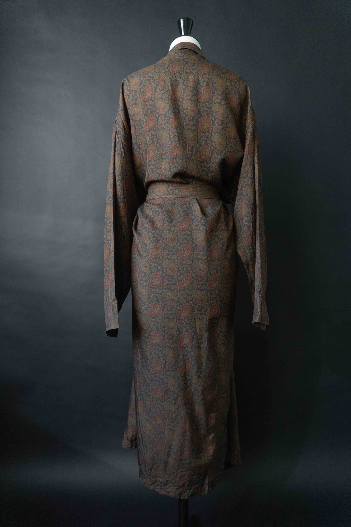 Vintage Harrods Seiden-Kimono mit Dark Paisley Muster – Made in England, M–XL theplaincircle vintage