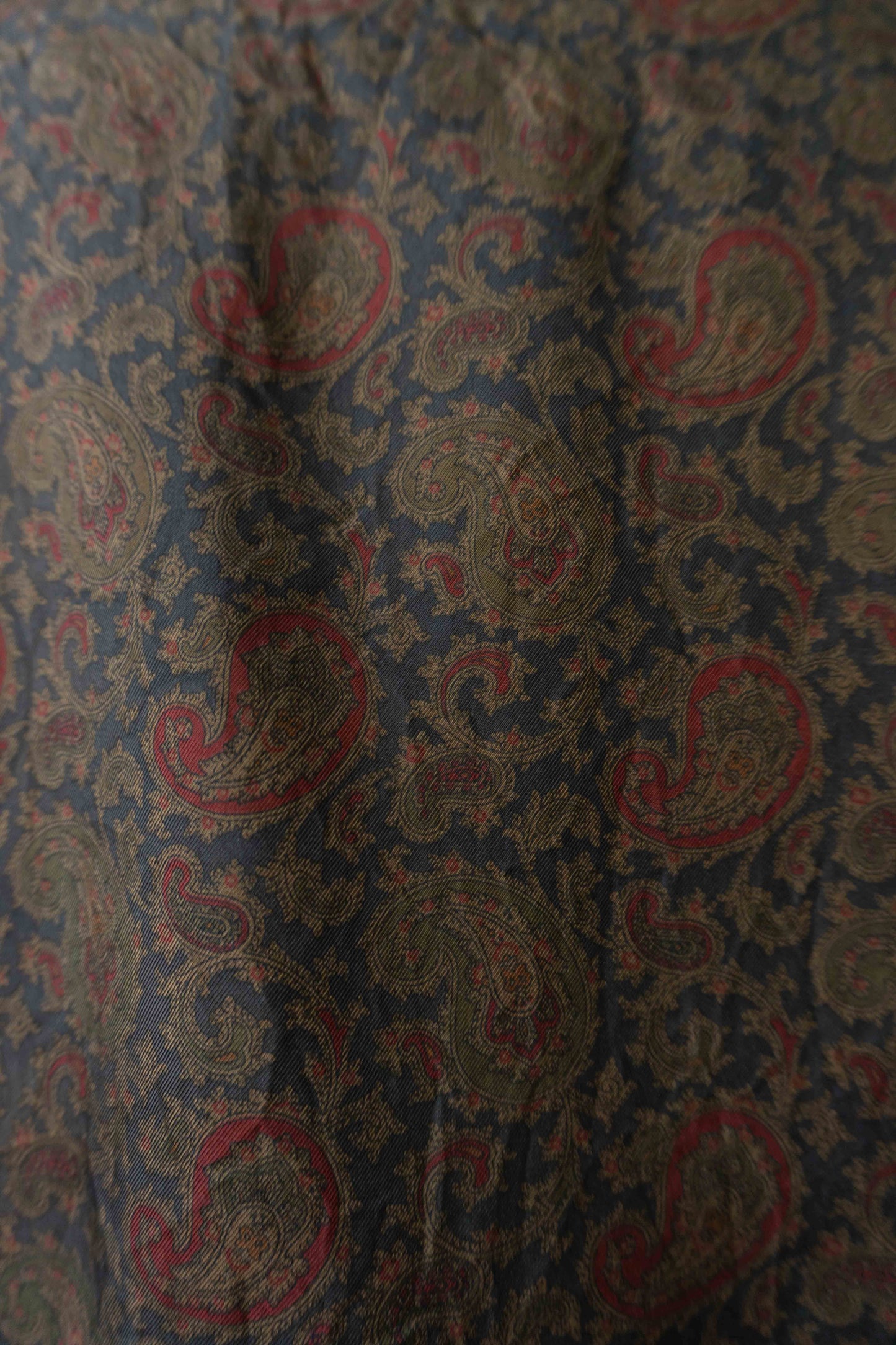 Vintage Harrods Seiden-Kimono mit Dark Paisley Muster – Made in England, M–XL theplaincircle vintage