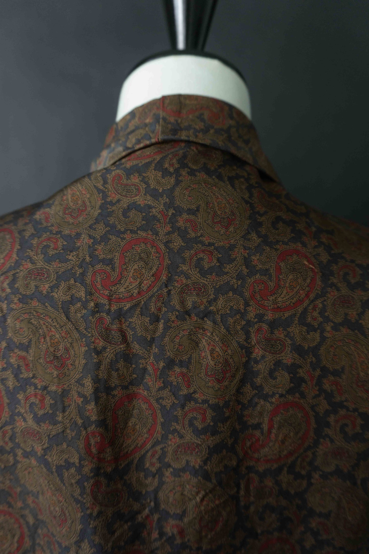 Vintage Harrods Seiden-Kimono mit Dark Paisley Muster – Made in England, M–XL theplaincircle vintage