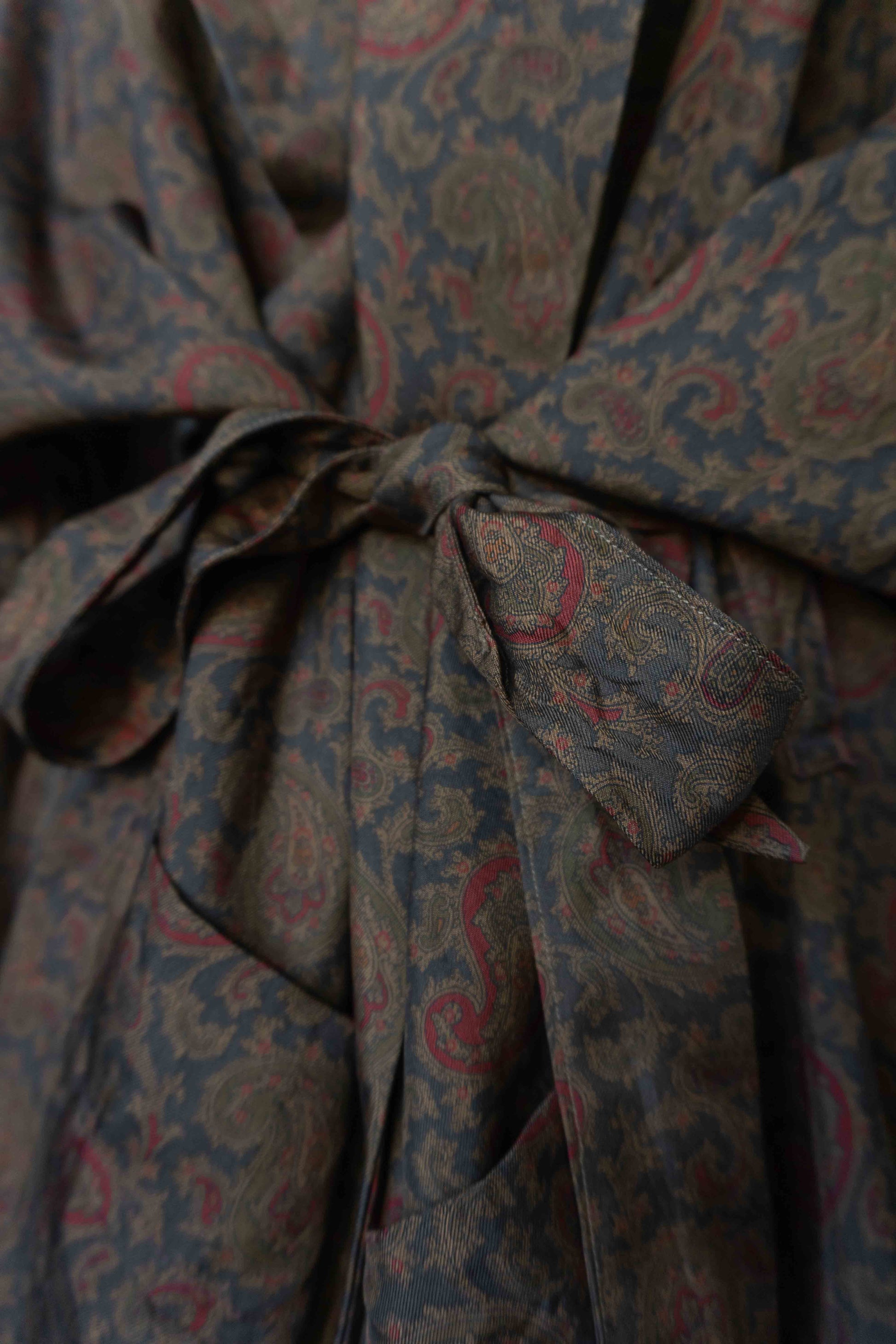 Vintage Harrods Seiden-Kimono mit Dark Paisley Muster – Made in England, M–XL theplaincircle vintage
