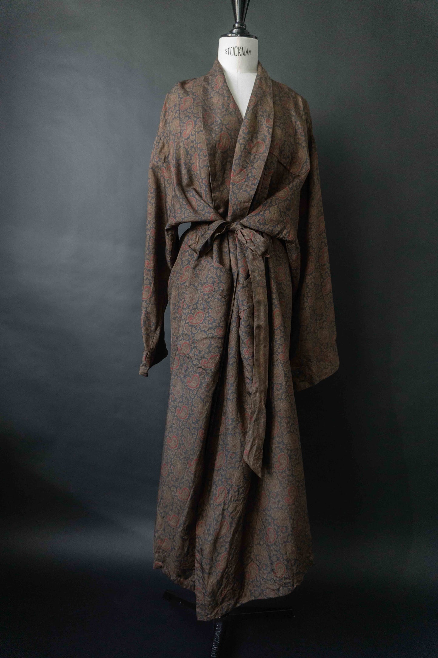 Vintage Harrods Seiden-Kimono mit Dark Paisley Muster – Made in England, M–XL theplaincircle vintage
