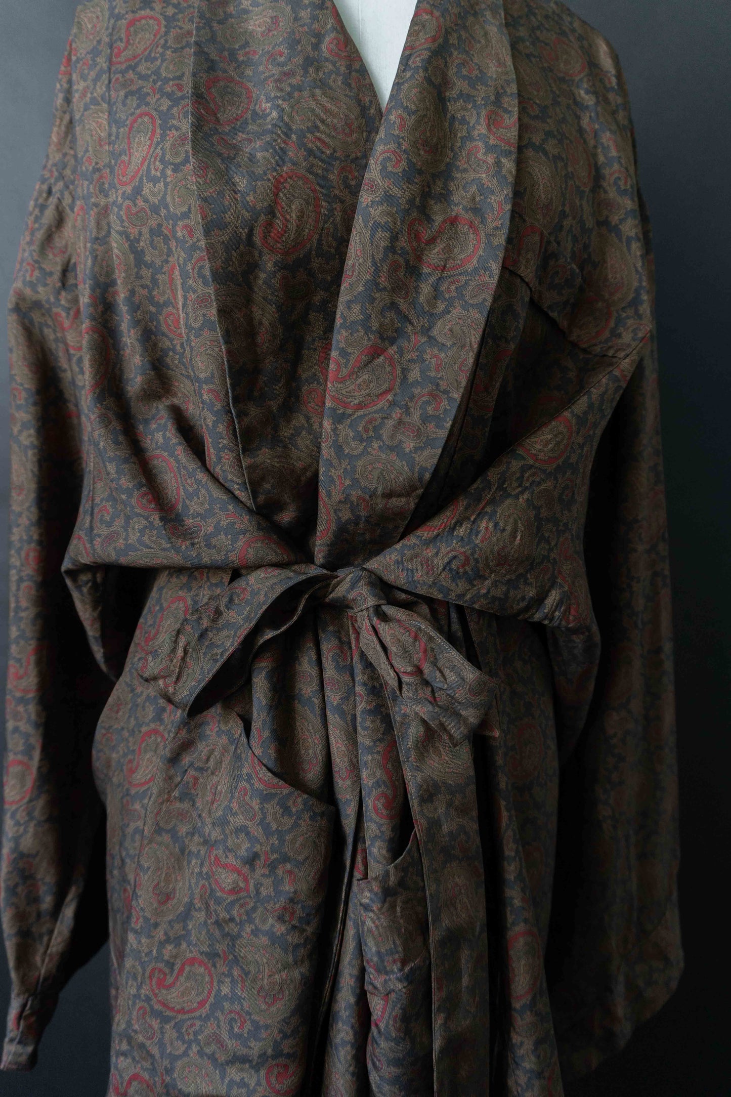 Vintage Harrods Seiden-Kimono mit Dark Paisley Muster – Made in England, M–XL theplaincircle vintage