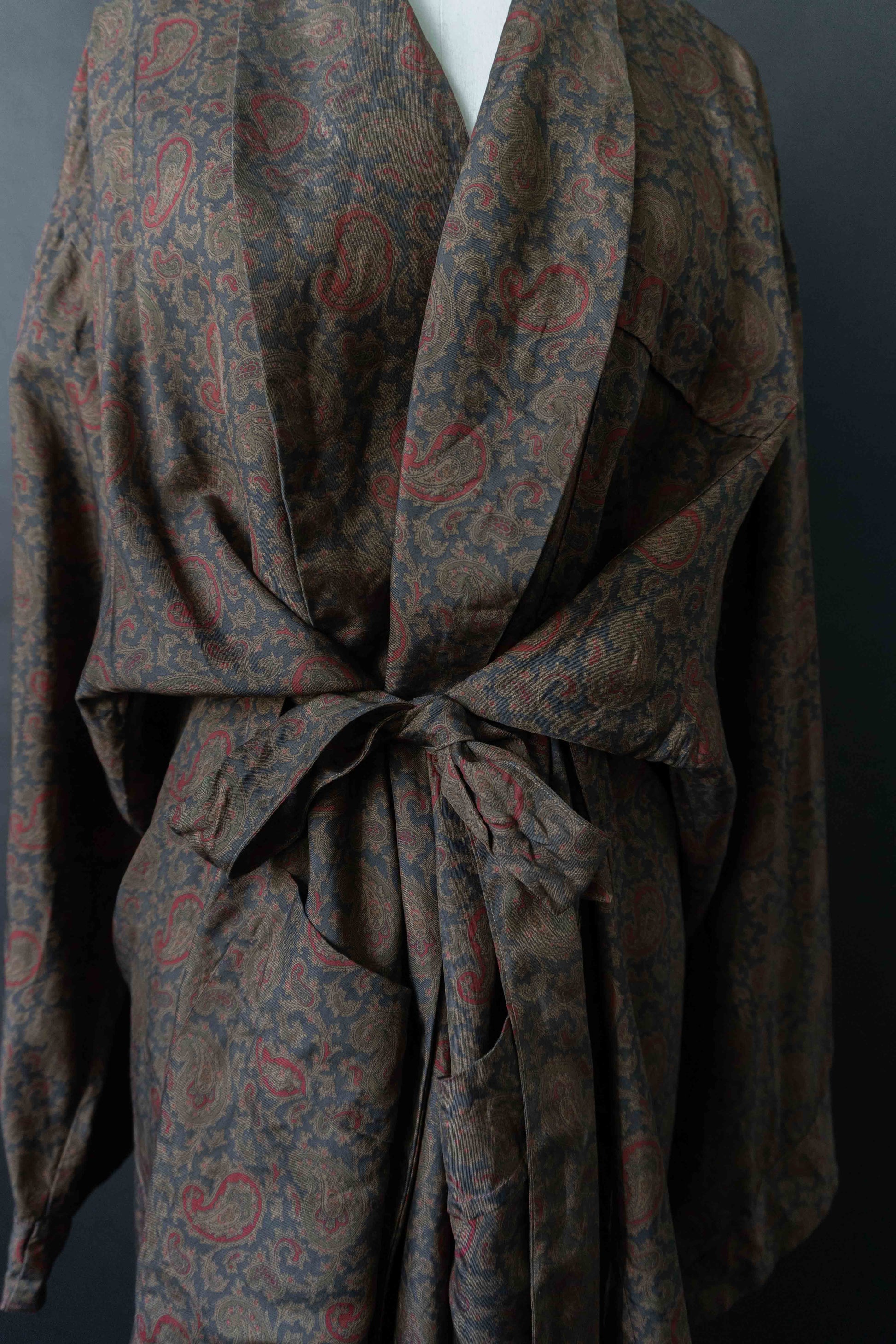 Vintage Harrods Seiden-Kimono mit Dark Paisley Muster – Made in England, M–XL theplaincircle vintage