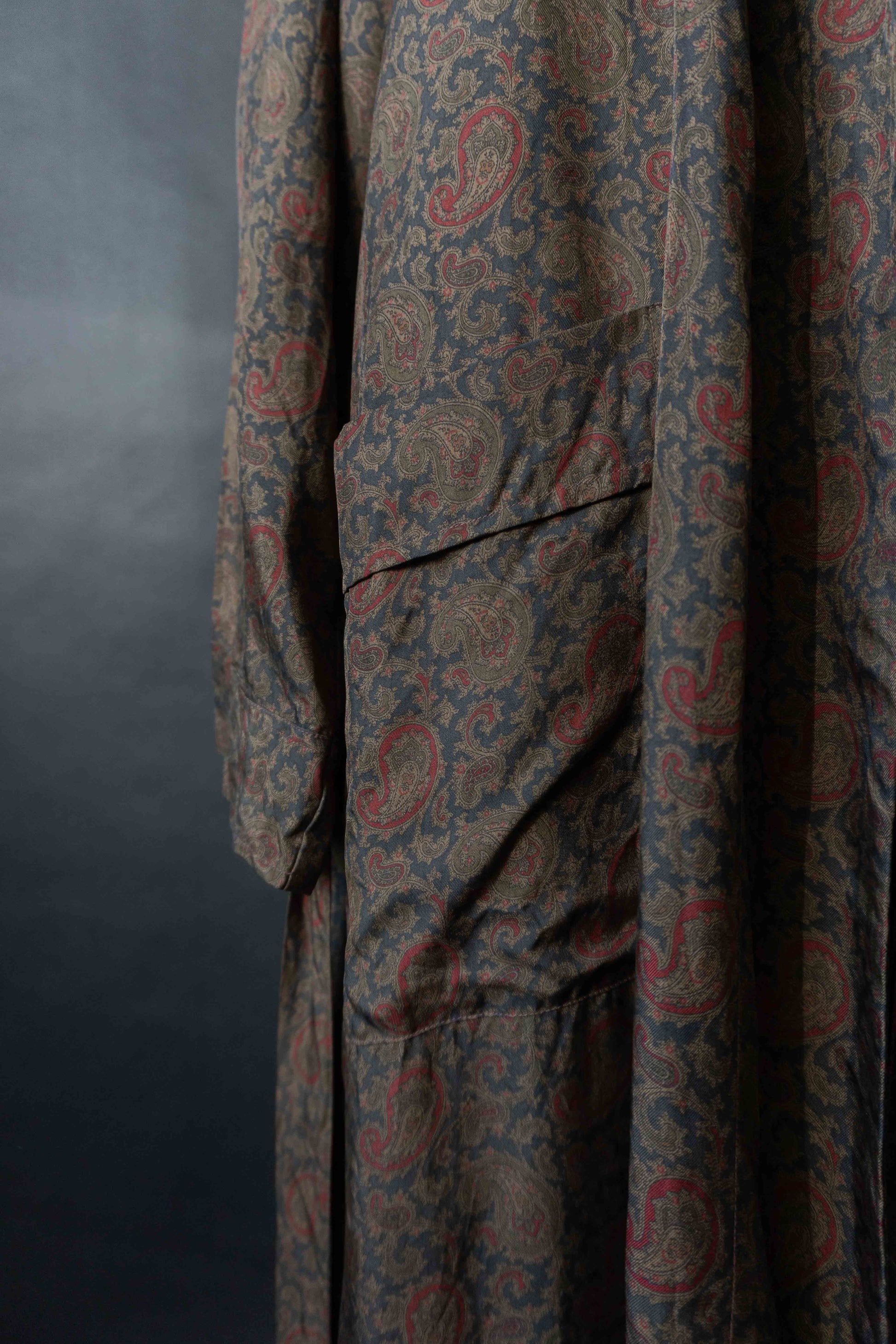 Vintage Harrods Seiden-Kimono mit Dark Paisley Muster – Made in England, M–XL theplaincircle vintage