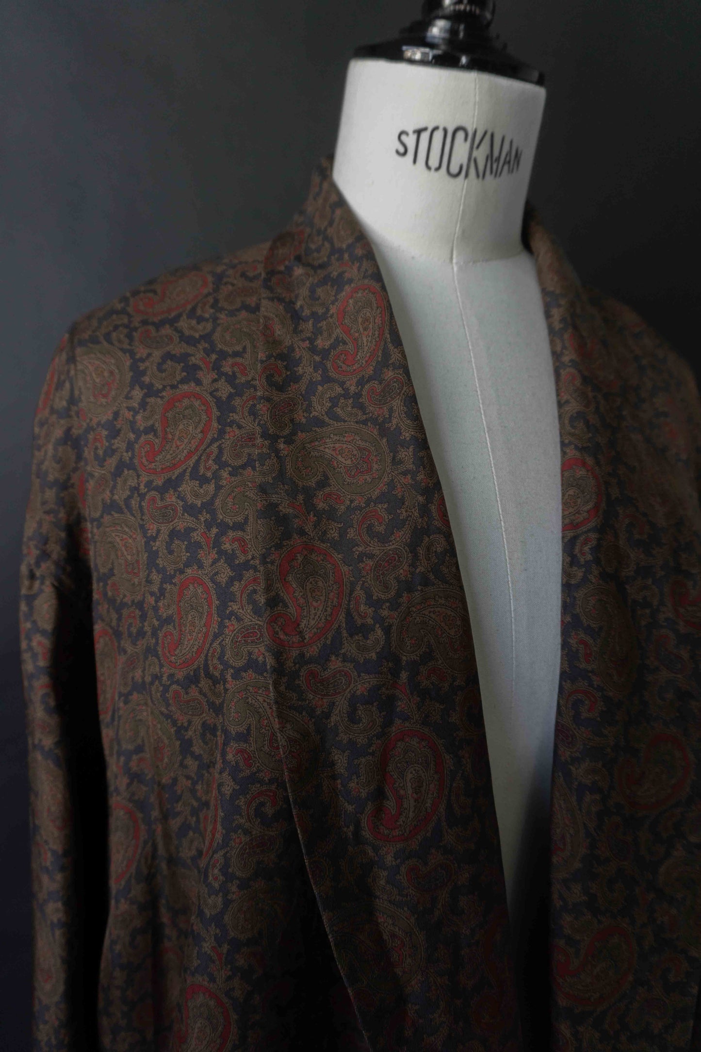 Vintage Harrods Seiden-Kimono mit Dark Paisley Muster – Made in England, M–XL theplaincircle vintage